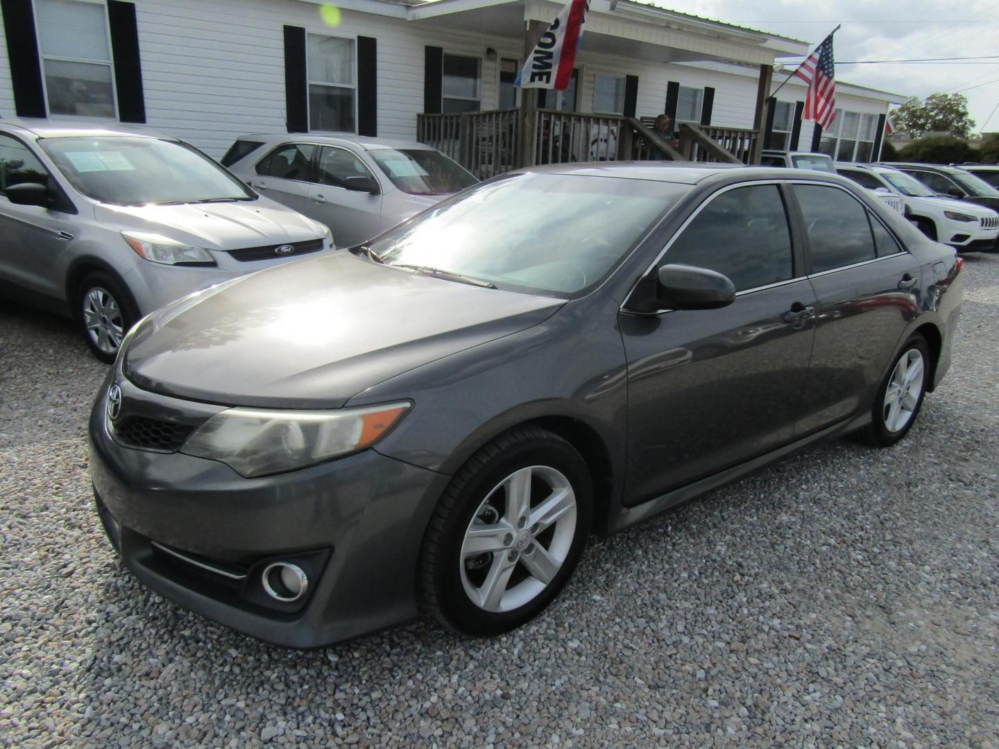 2013 Gray Toyota Camry SE (4T1BF1FK7DU) with an 2.5L L4 DOHC 16V engine, Automatic transmission, located at 15016 S Hwy 231, Midland City, AL, 36350, (334) 983-3001, 31.306210, -85.495277 - Photo#2