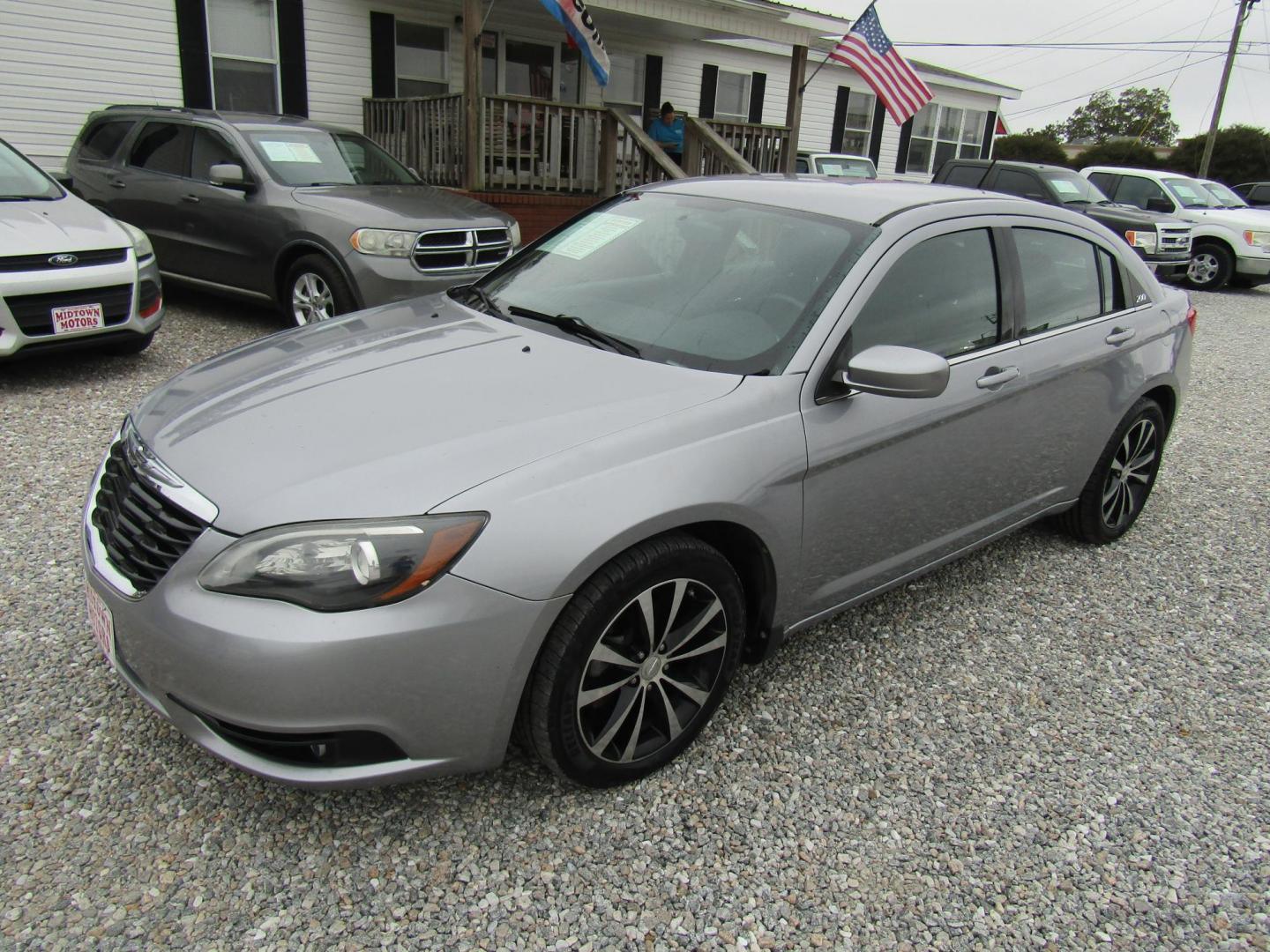 2013 Silver Chrysler 200 Touring (1C3CCBBG4DN) with an 3.6L V6 DOHC 24V FFV engine, Automatic transmission, located at 15016 S Hwy 231, Midland City, AL, 36350, (334) 983-3001, 31.306210, -85.495277 - Photo#2