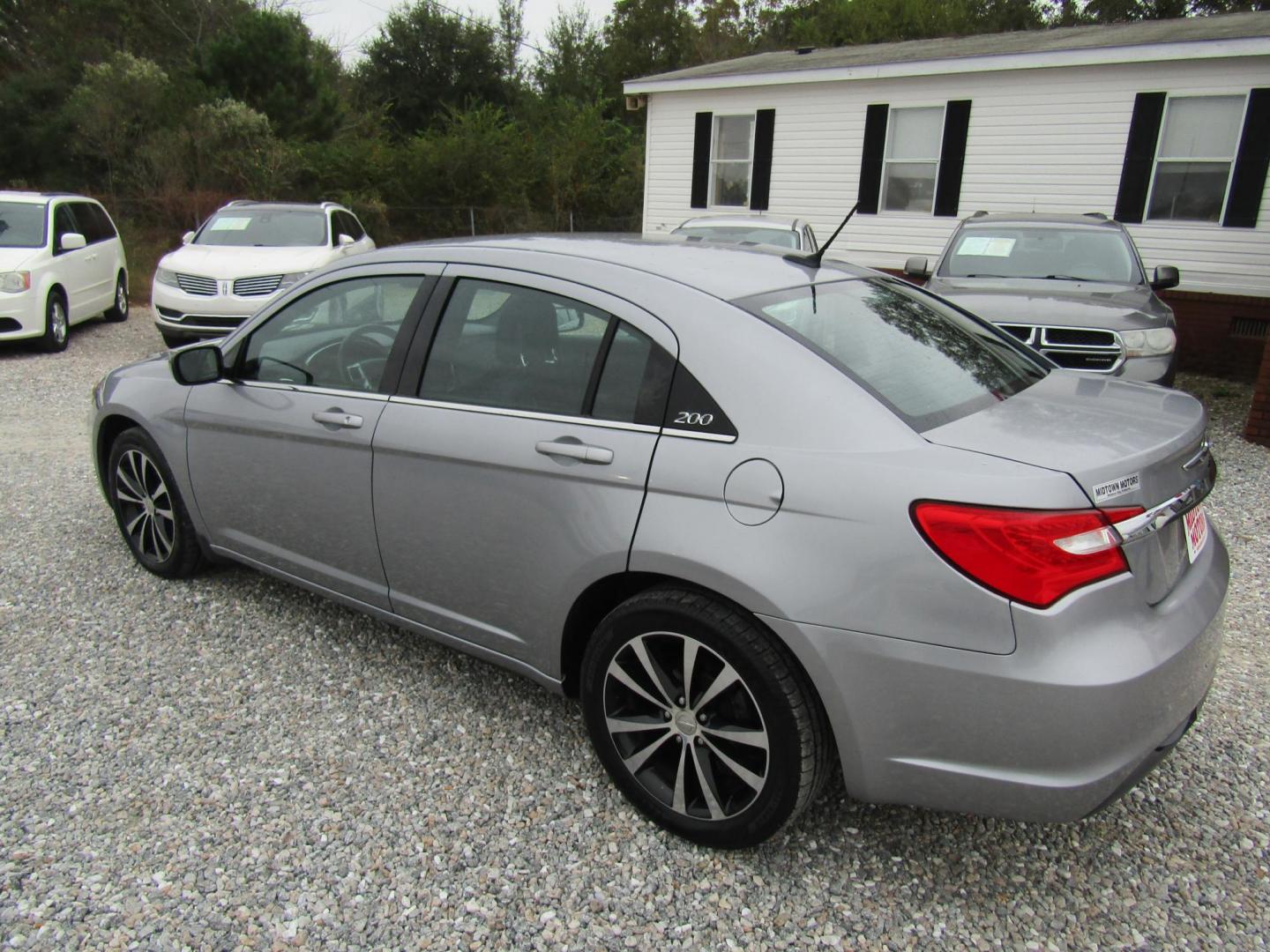 2013 Silver Chrysler 200 Touring (1C3CCBBG4DN) with an 3.6L V6 DOHC 24V FFV engine, Automatic transmission, located at 15016 S Hwy 231, Midland City, AL, 36350, (334) 983-3001, 31.306210, -85.495277 - Photo#4