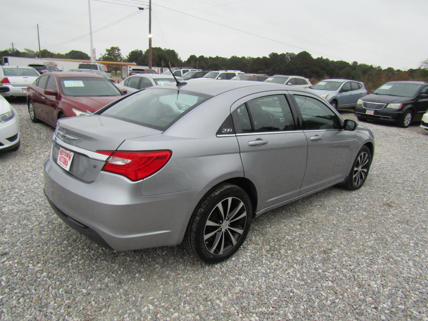 2013 Silver Chrysler 200 Touring (1C3CCBBG4DN) with an 3.6L V6 DOHC 24V FFV engine, Automatic transmission, located at 15016 S Hwy 231, Midland City, AL, 36350, (334) 983-3001, 31.306210, -85.495277 - Photo#6