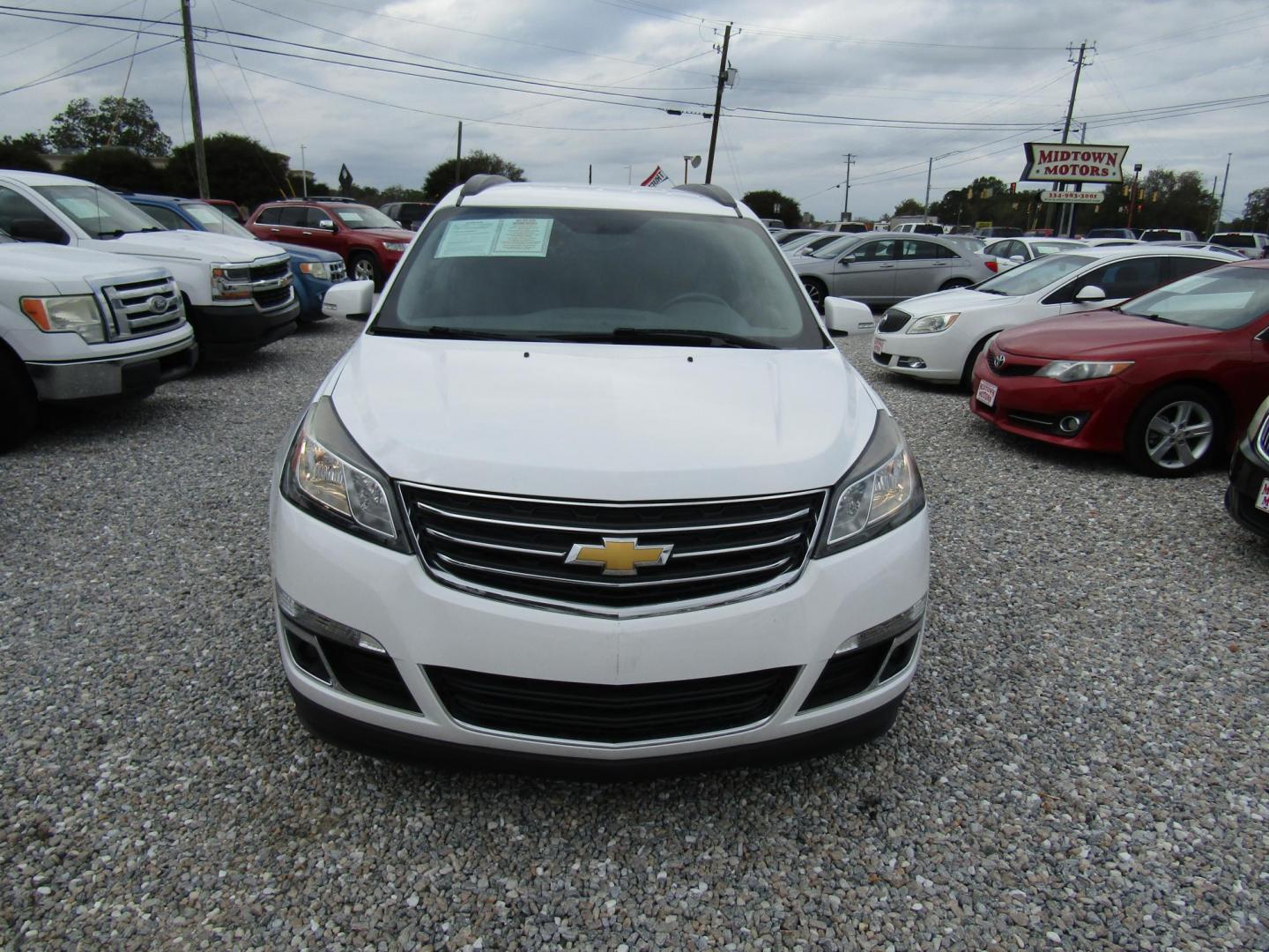 2016 White Chevrolet Traverse 2LT FWD (1GNKRHKD7GJ) with an 3.6L V6 DOHC 24V engine, Automatic transmission, located at 15016 S Hwy 231, Midland City, AL, 36350, (334) 983-3001, 31.306210, -85.495277 - Photo#1