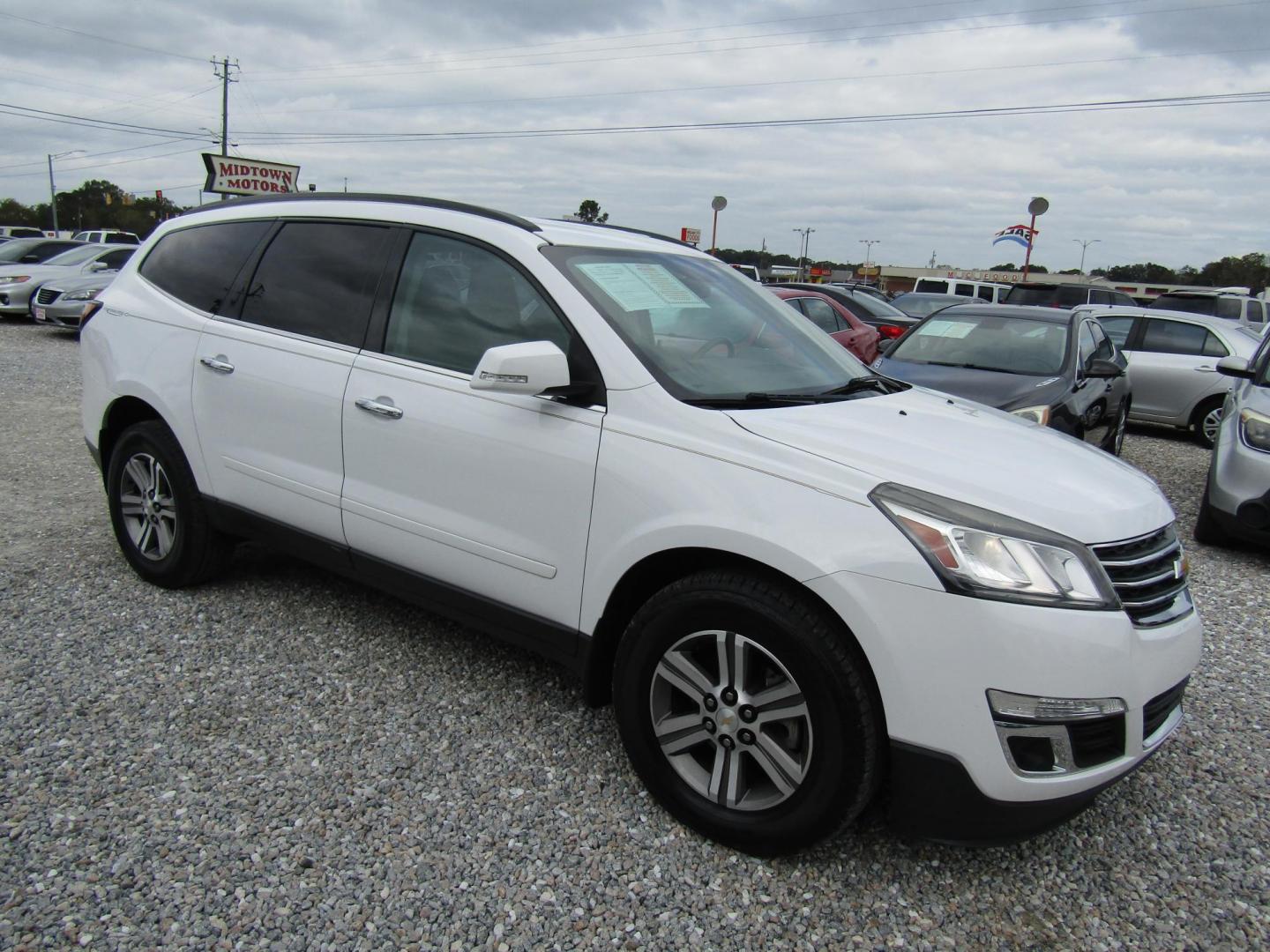 2016 White Chevrolet Traverse 2LT FWD (1GNKRHKD7GJ) with an 3.6L V6 DOHC 24V engine, Automatic transmission, located at 15016 S Hwy 231, Midland City, AL, 36350, (334) 983-3001, 31.306210, -85.495277 - Photo#0