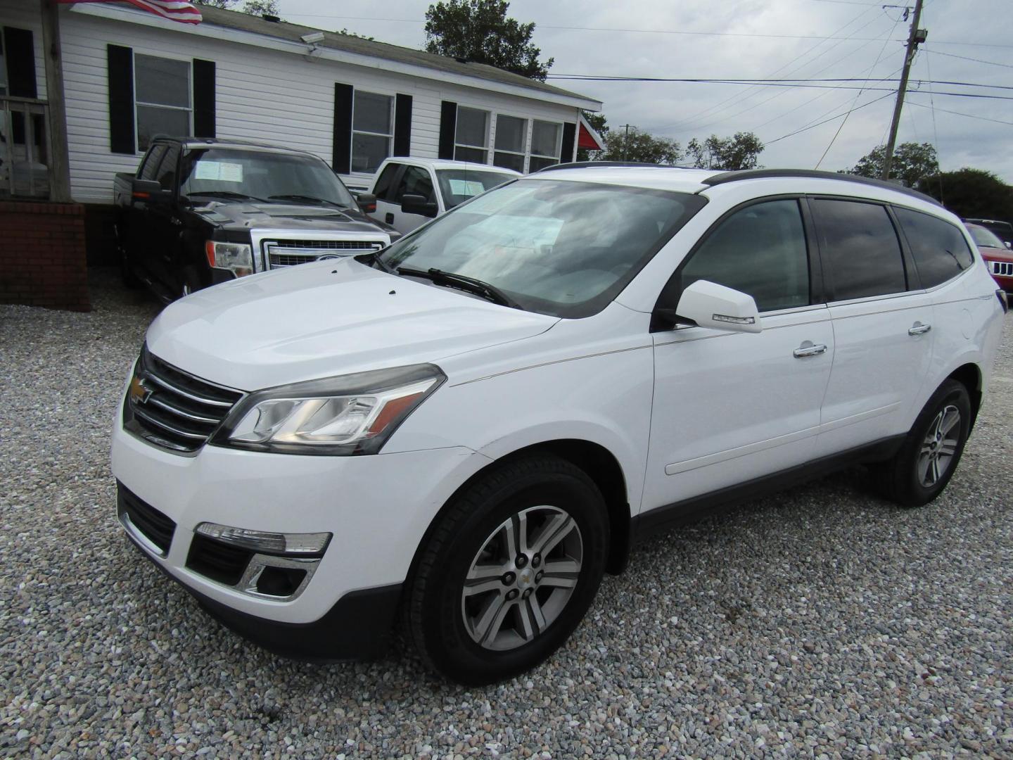 2016 White Chevrolet Traverse 2LT FWD (1GNKRHKD7GJ) with an 3.6L V6 DOHC 24V engine, Automatic transmission, located at 15016 S Hwy 231, Midland City, AL, 36350, (334) 983-3001, 31.306210, -85.495277 - Photo#2