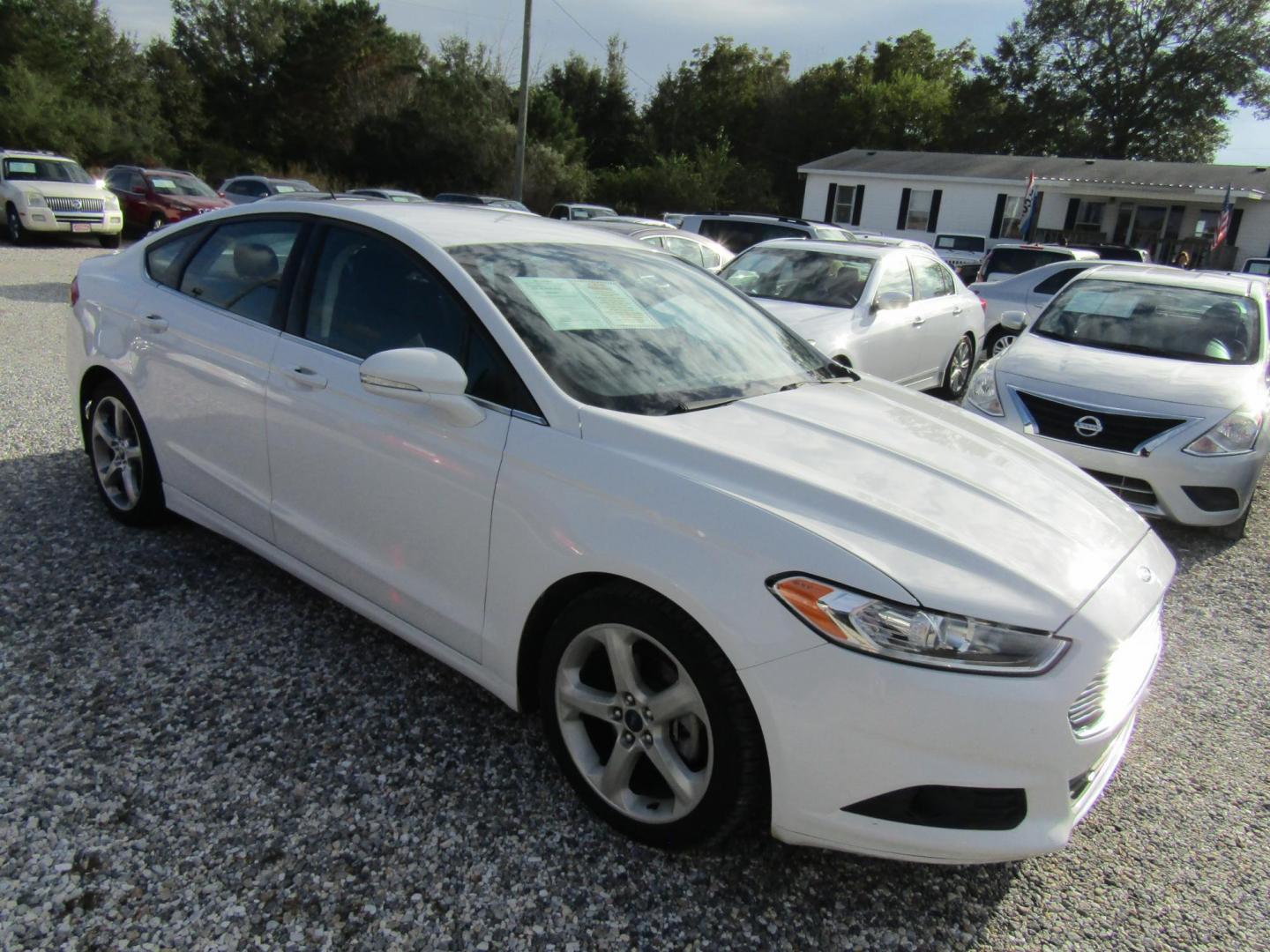 2015 White Ford Fusion SE (3FA6P0H75FR) with an 2.5L L4 DOHC 16V engine, Automatic transmission, located at 15016 S Hwy 231, Midland City, AL, 36350, (334) 983-3001, 31.306210, -85.495277 - Photo#0