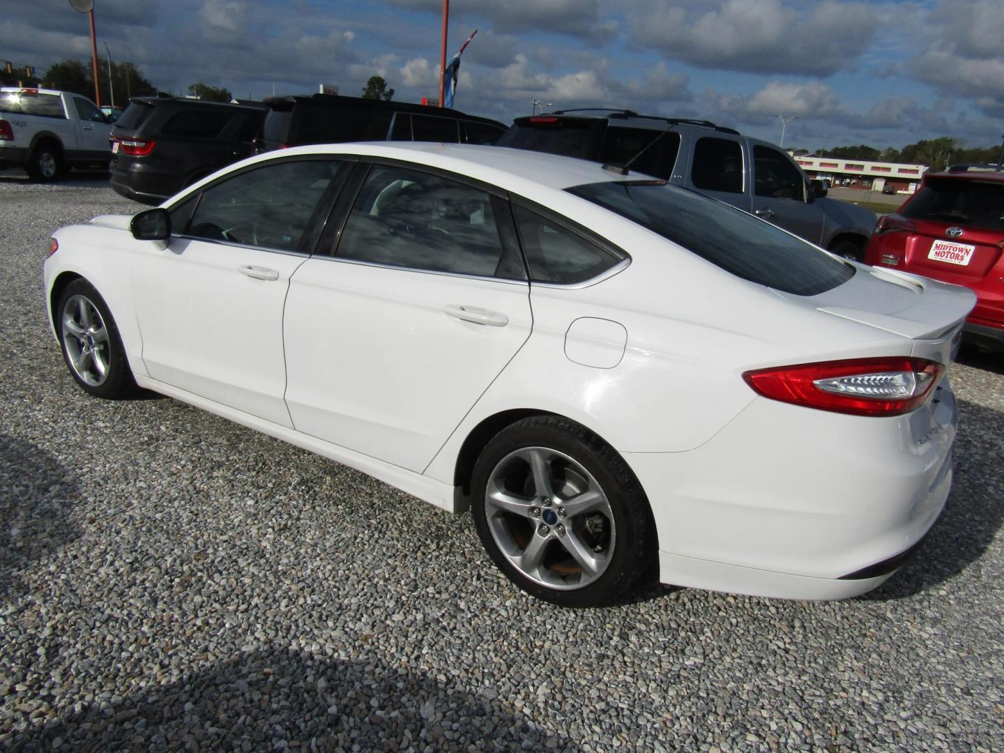 2015 White Ford Fusion SE (3FA6P0H75FR) with an 2.5L L4 DOHC 16V engine, Automatic transmission, located at 15016 S Hwy 231, Midland City, AL, 36350, (334) 983-3001, 31.306210, -85.495277 - Photo#5