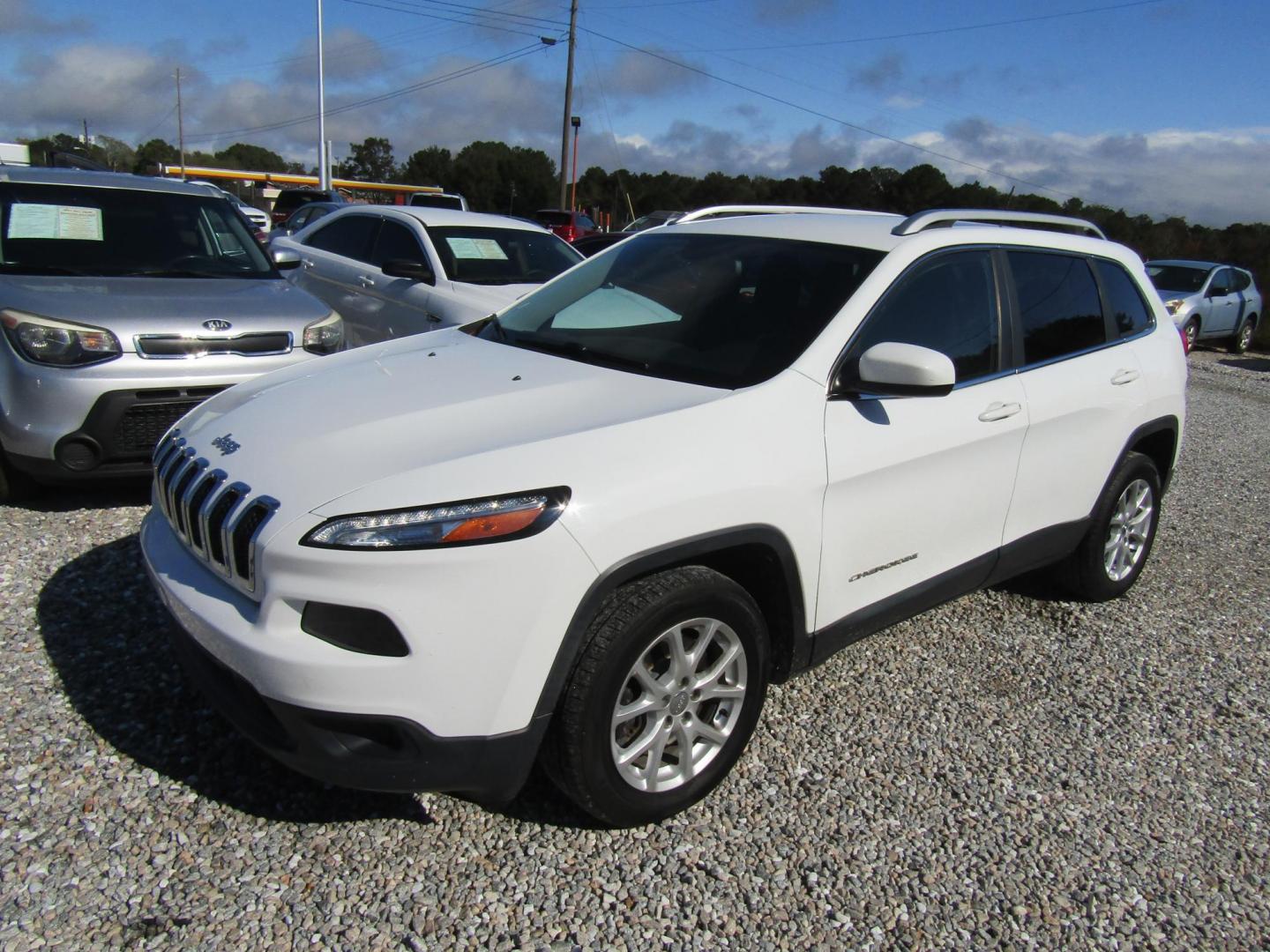 2017 White Jeep Cherokee Latitude FWD (1C4PJLCB9HW) with an 2.4L L4 DOHC 16V engine, Automatic transmission, located at 15016 S Hwy 231, Midland City, AL, 36350, (334) 983-3001, 31.306210, -85.495277 - Photo#2