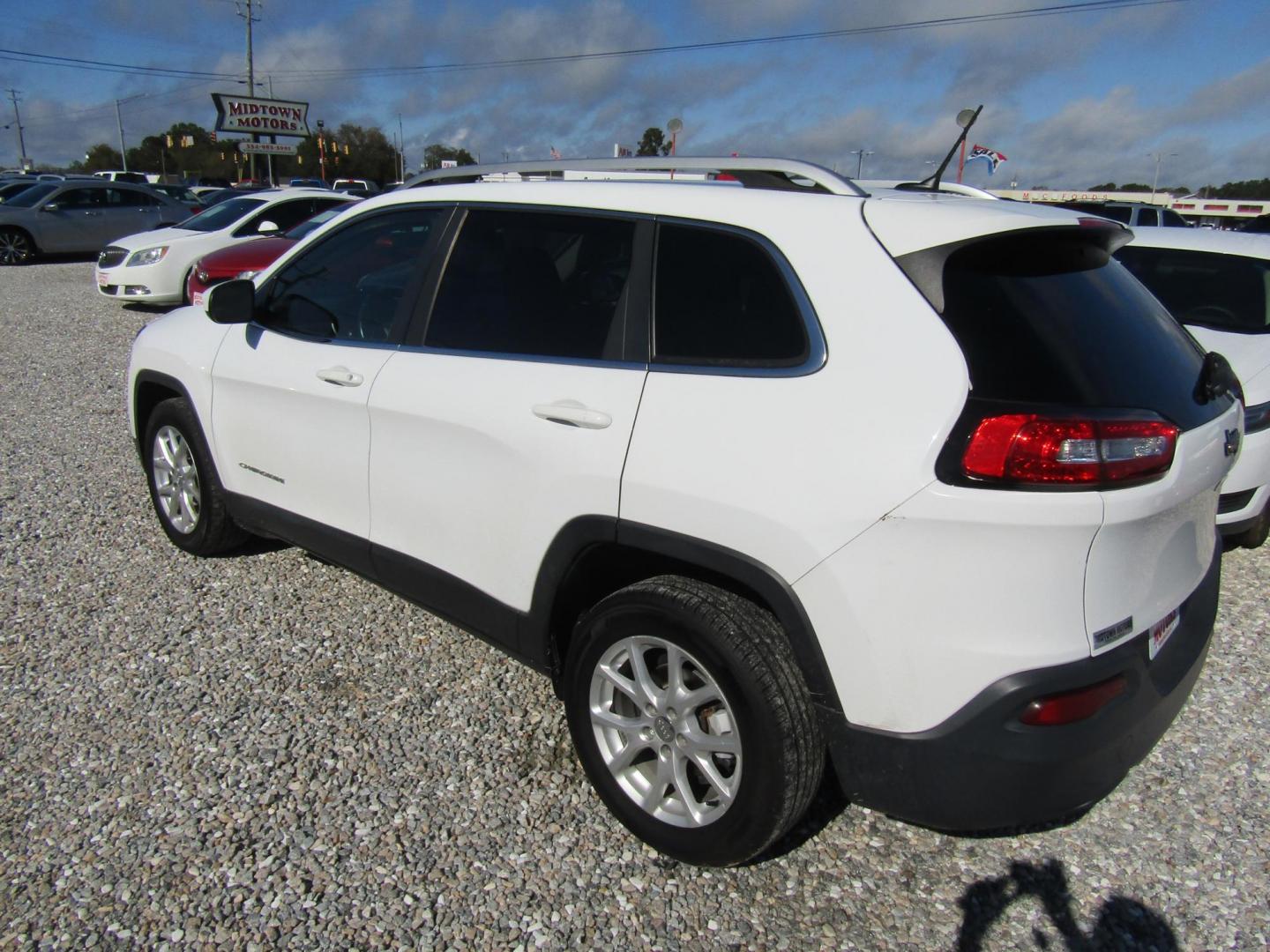 2017 White Jeep Cherokee Latitude FWD (1C4PJLCB9HW) with an 2.4L L4 DOHC 16V engine, Automatic transmission, located at 15016 S Hwy 231, Midland City, AL, 36350, (334) 983-3001, 31.306210, -85.495277 - Photo#5