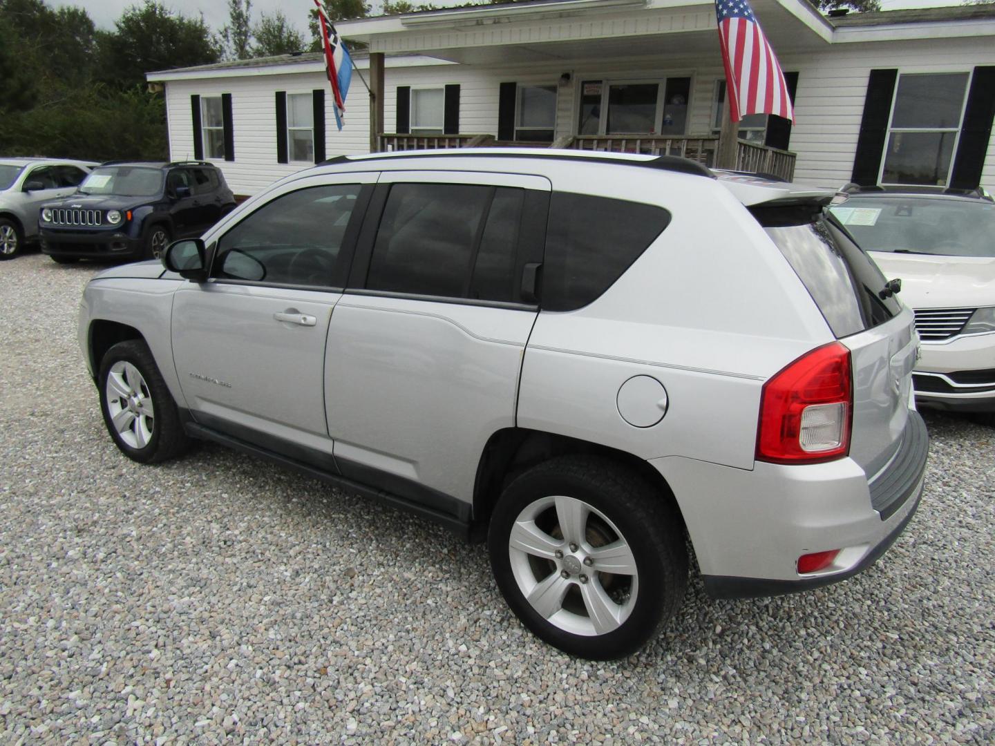 2011 Silver Jeep Compass Sport FWD (1J4NT1FA1BD) with an 2.0L L4 DOHC 16V engine, Automatic transmission, located at 15016 S Hwy 231, Midland City, AL, 36350, (334) 983-3001, 31.306210, -85.495277 - Photo#5