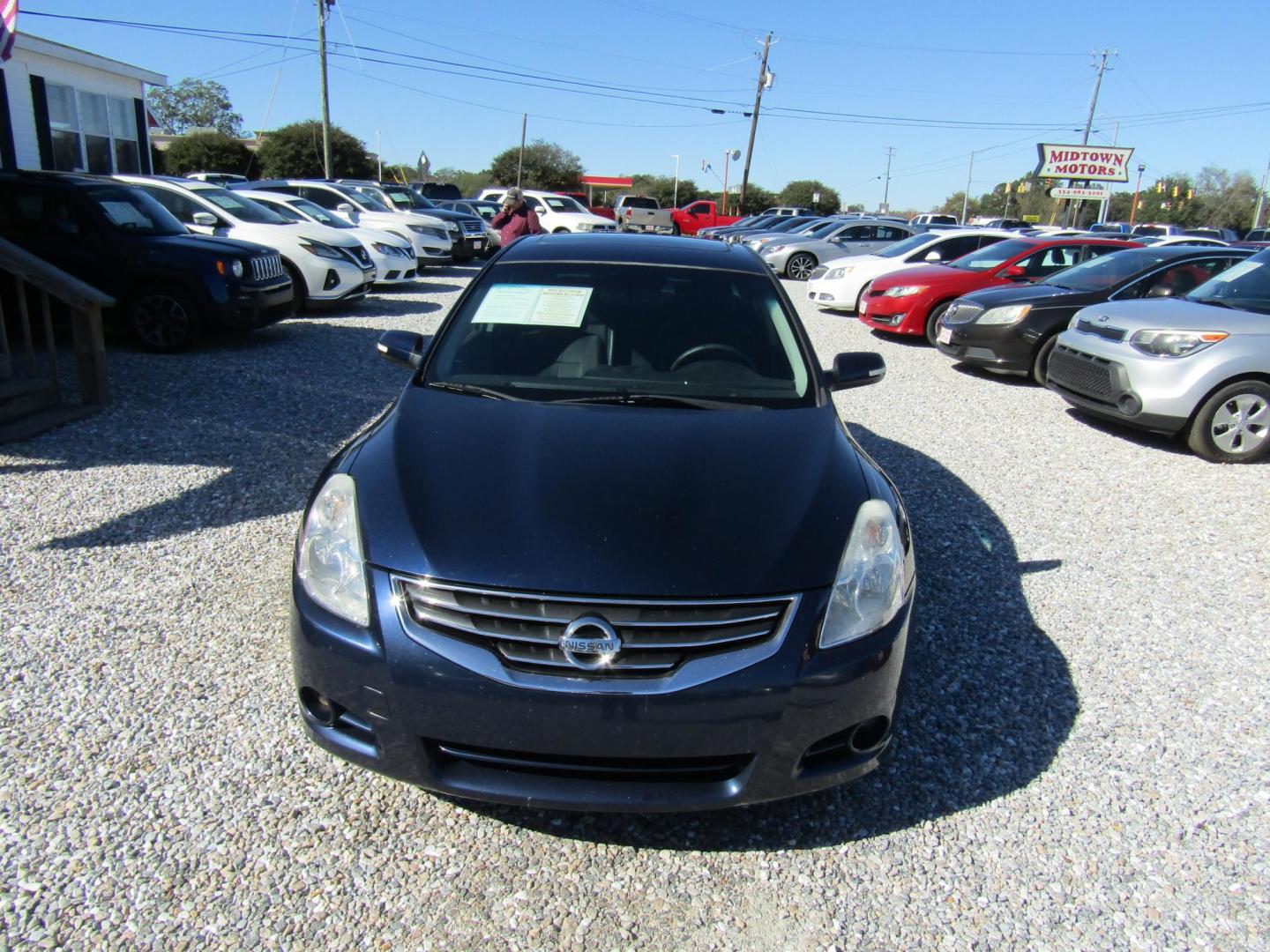 2010 Blue Nissan Altima 3.5 SR (1N4BL2AP8AC) with an 3.5L V6 DOHC 24V engine, Automatic transmission, located at 15016 S Hwy 231, Midland City, AL, 36350, (334) 983-3001, 31.306210, -85.495277 - Photo#2