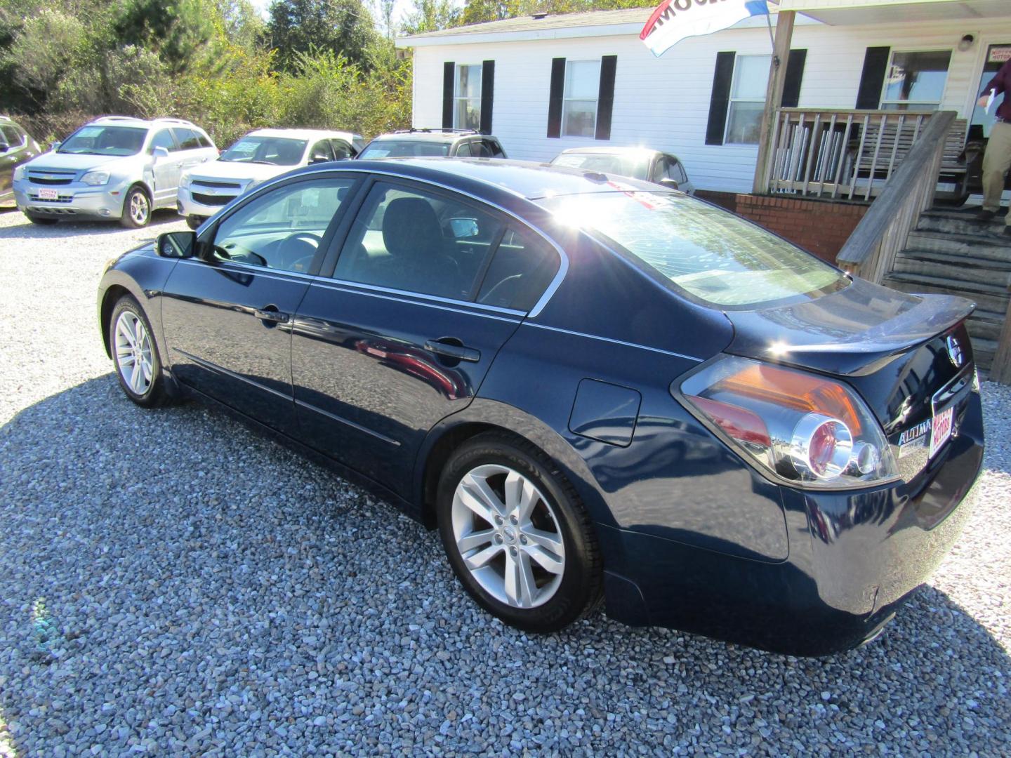 2010 Blue Nissan Altima 3.5 SR (1N4BL2AP8AC) with an 3.5L V6 DOHC 24V engine, Automatic transmission, located at 15016 S Hwy 231, Midland City, AL, 36350, (334) 983-3001, 31.306210, -85.495277 - Photo#5