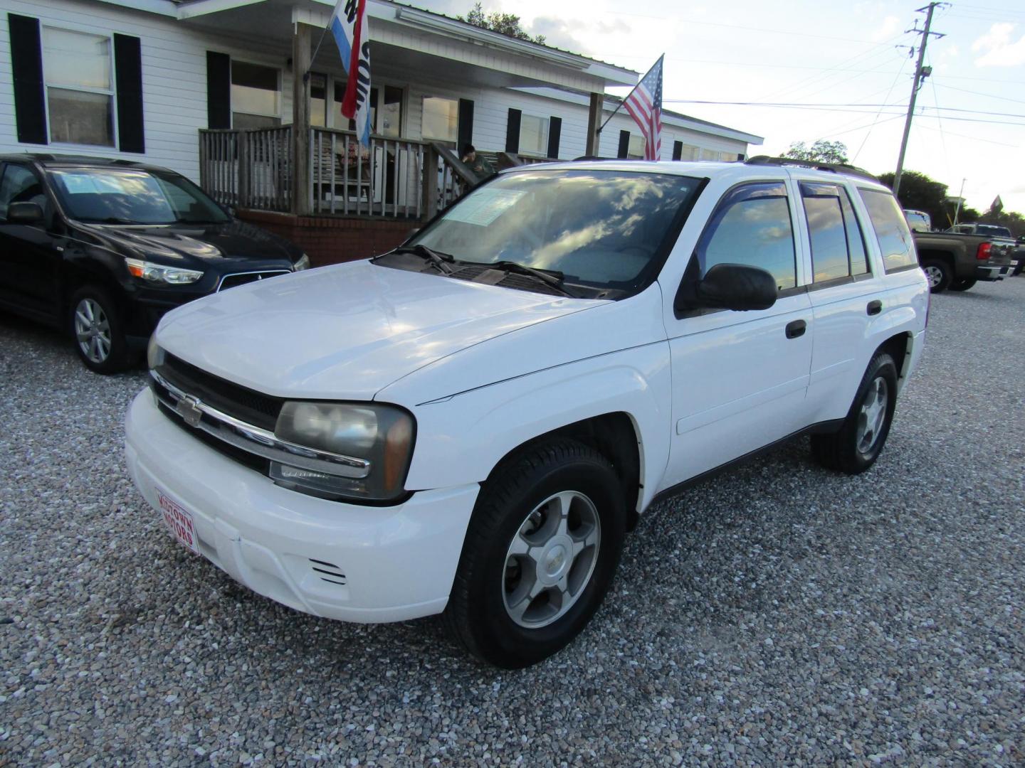 2007 White Chevrolet TrailBlazer LS1 2WD (1GNDS13SX72) with an 4.2L L6 DOHC 24V engine, Automatic transmission, located at 15016 S Hwy 231, Midland City, AL, 36350, (334) 983-3001, 31.306210, -85.495277 - Photo#2