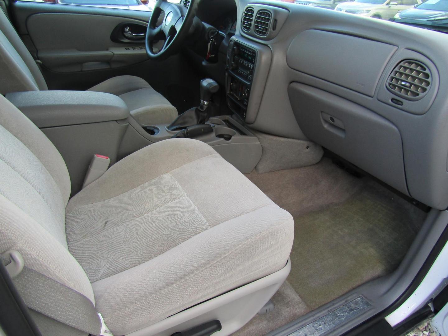 2007 White Chevrolet TrailBlazer LS1 2WD (1GNDS13SX72) with an 4.2L L6 DOHC 24V engine, Automatic transmission, located at 15016 S Hwy 231, Midland City, AL, 36350, (334) 983-3001, 31.306210, -85.495277 - Photo#9