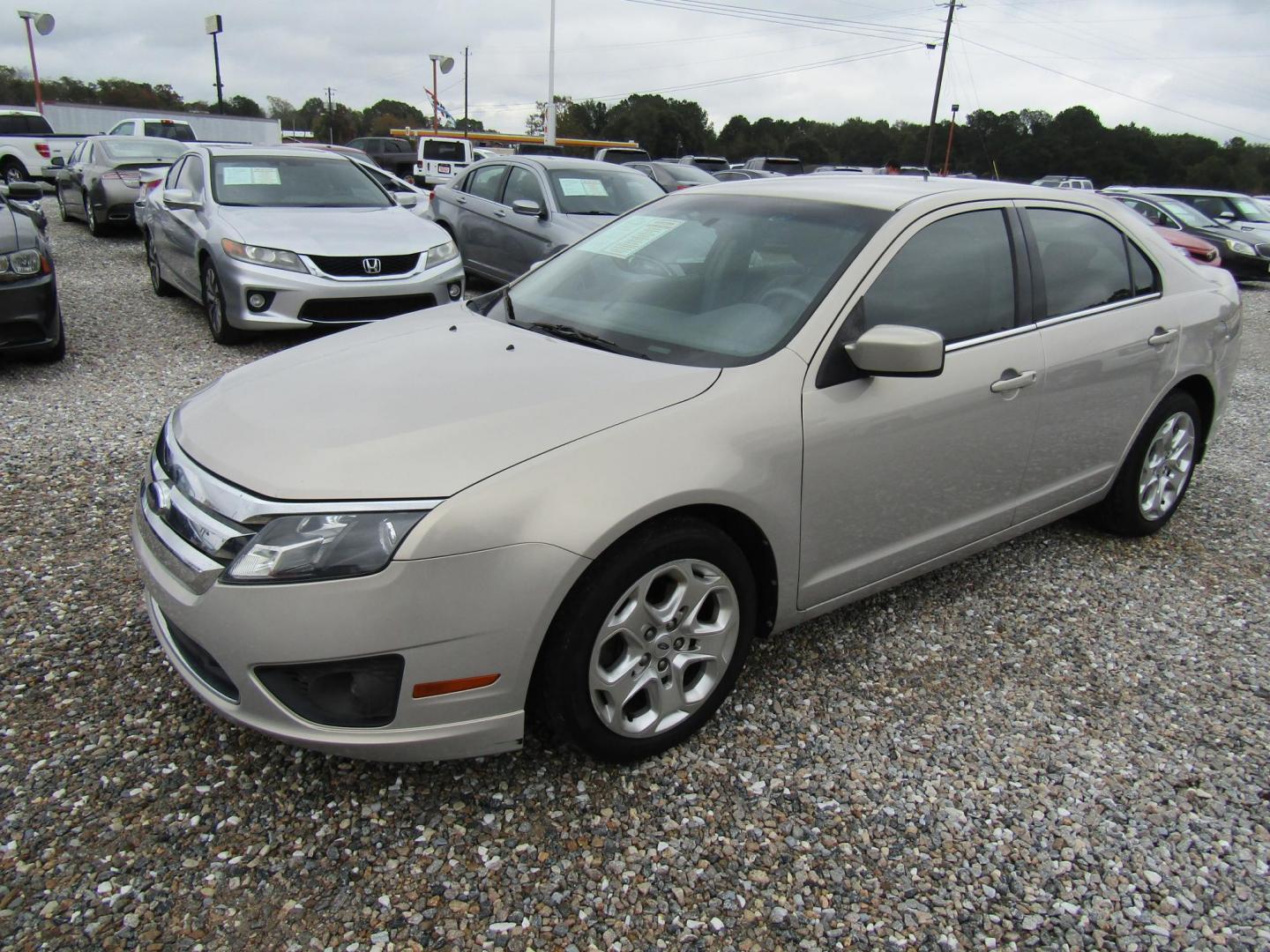 2010 Silver Ford Fusion SE (3FAHP0HA2AR) with an 2.5L L4 DOHC 16V engine, Automatic transmission, located at 15016 S Hwy 231, Midland City, AL, 36350, (334) 983-3001, 31.306210, -85.495277 - Photo#2