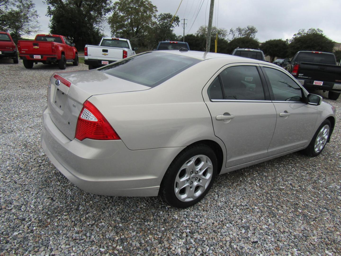 2010 Silver Ford Fusion SE (3FAHP0HA2AR) with an 2.5L L4 DOHC 16V engine, Automatic transmission, located at 15016 S Hwy 231, Midland City, AL, 36350, (334) 983-3001, 31.306210, -85.495277 - Photo#7