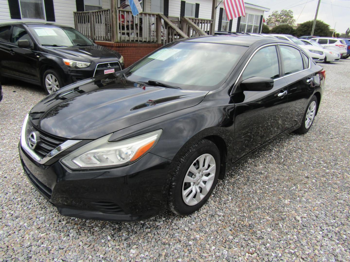 2016 Black Nissan Altima 2.5 SL (1N4AL3AP3GN) with an 2.5L L4 DOHC 16V engine, Automatic transmission, located at 15016 S Hwy 231, Midland City, AL, 36350, (334) 983-3001, 31.306210, -85.495277 - Photo#2