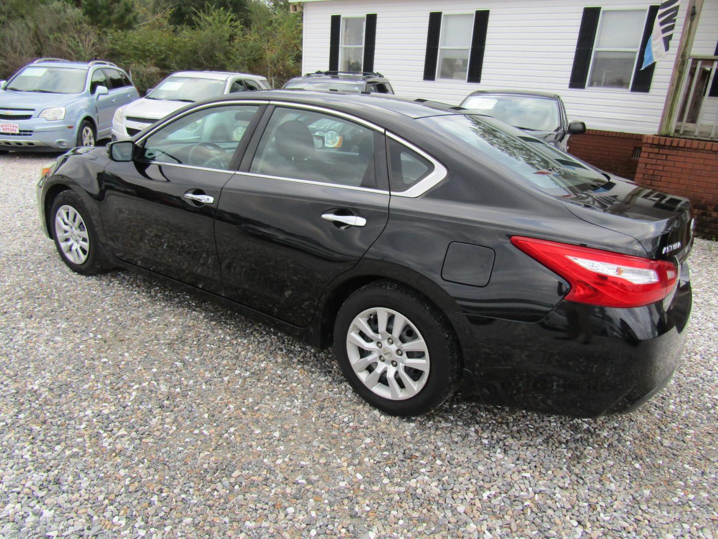 2016 Black Nissan Altima 2.5 SL (1N4AL3AP3GN) with an 2.5L L4 DOHC 16V engine, Automatic transmission, located at 15016 S Hwy 231, Midland City, AL, 36350, (334) 983-3001, 31.306210, -85.495277 - Photo#5