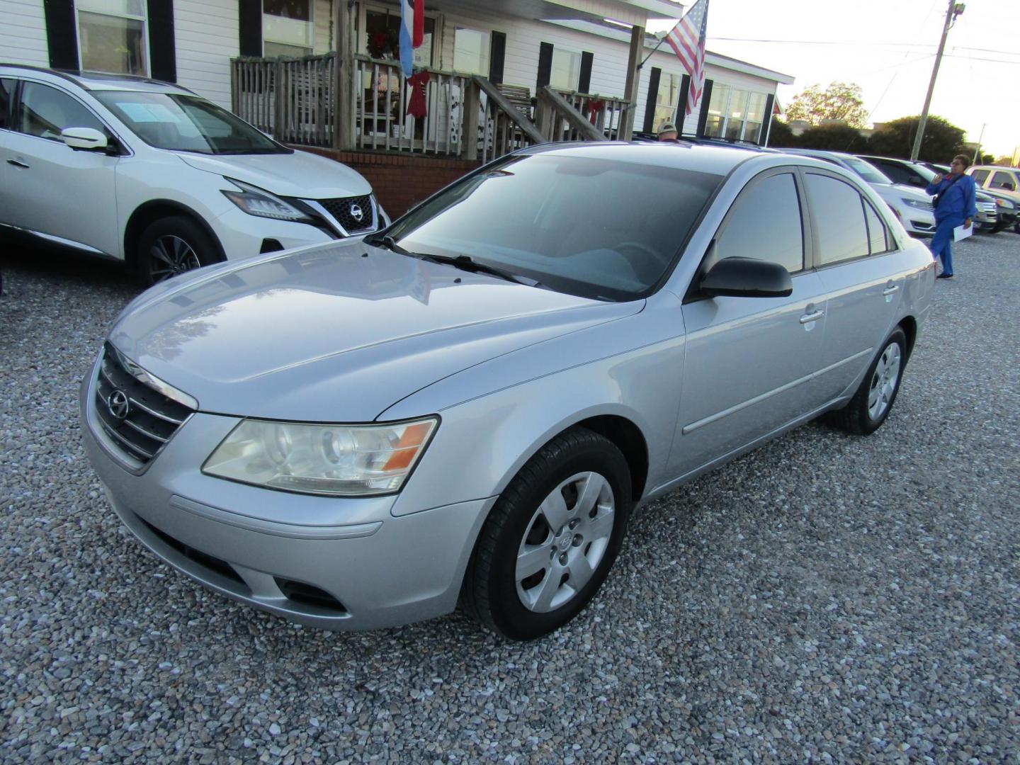 2010 Silver Hyundai Sonata GLS (5NPET4AC6AH) with an 2.4L L4 DOHC 16V engine, Automatic transmission, located at 15016 S Hwy 231, Midland City, AL, 36350, (334) 983-3001, 31.306210, -85.495277 - Photo#2