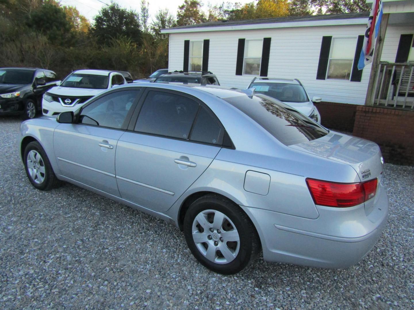 2010 Silver Hyundai Sonata GLS (5NPET4AC6AH) with an 2.4L L4 DOHC 16V engine, Automatic transmission, located at 15016 S Hwy 231, Midland City, AL, 36350, (334) 983-3001, 31.306210, -85.495277 - Photo#5