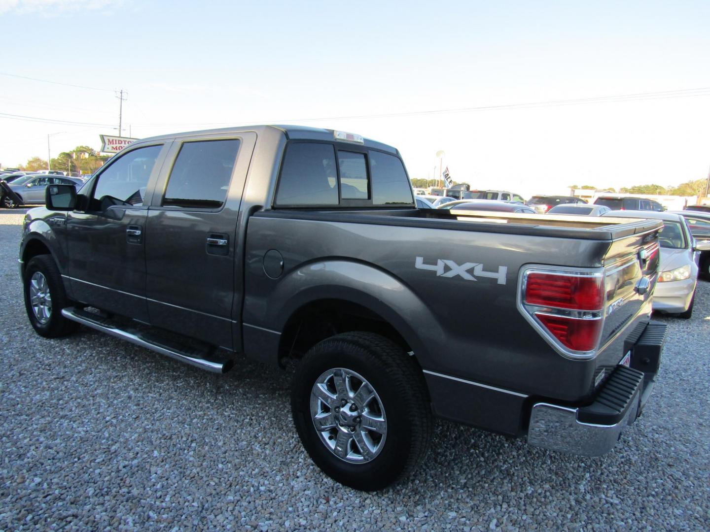 2014 Gray Ford F-150 XL SuperCrew 5.5-ft. Bed 4WD (1FTFW1EF2EF) with an 5.0L V8 engine, Automatic transmission, located at 15016 S Hwy 231, Midland City, AL, 36350, (334) 983-3001, 31.306210, -85.495277 - Photo#6