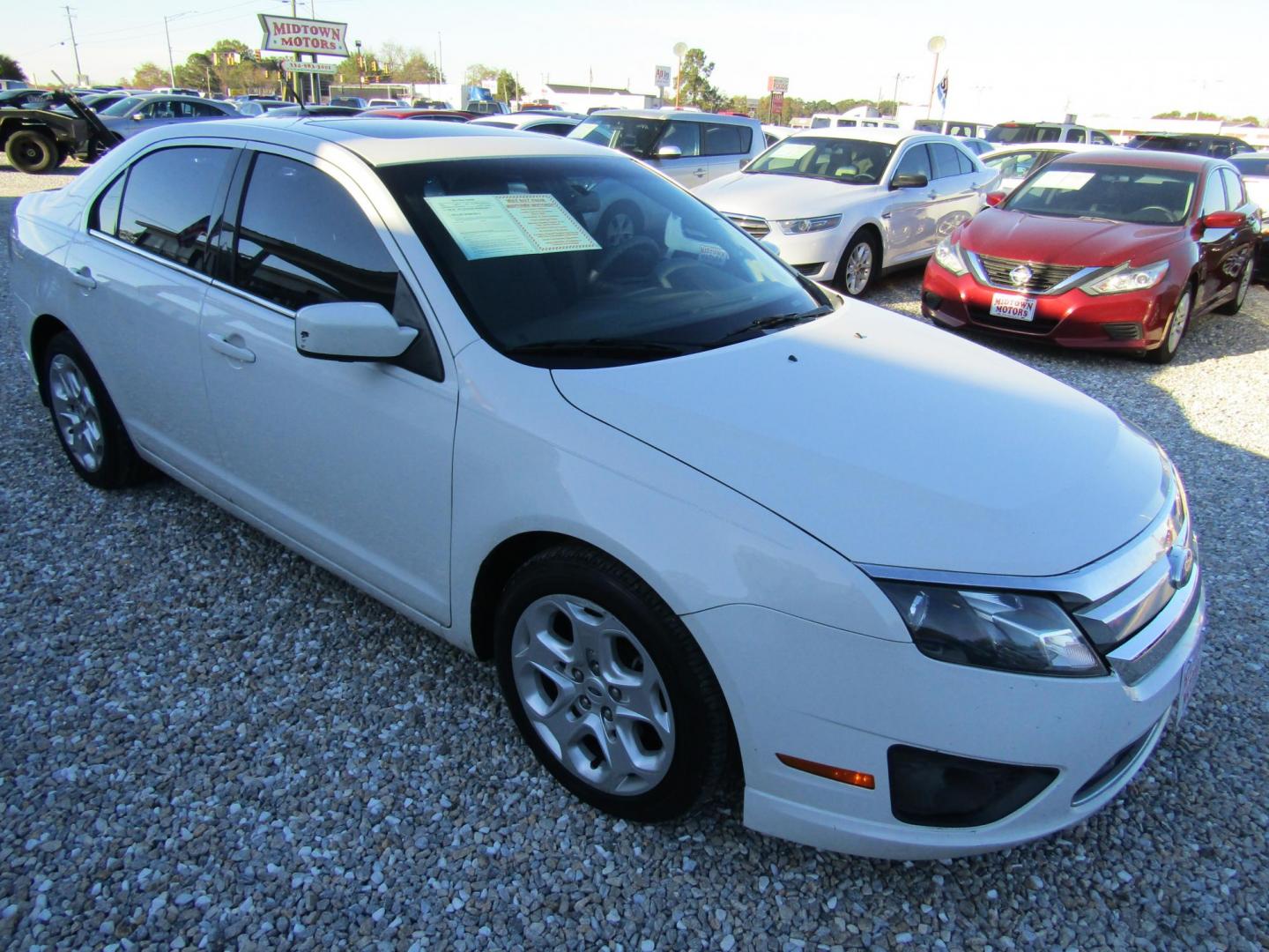 2011 White Ford Fusion I4 SE (3FAHP0HA6BR) with an 2.5L L4 DOHC 16V engine, Automatic transmission, located at 15016 S Hwy 231, Midland City, AL, 36350, (334) 983-3001, 31.306210, -85.495277 - Photo#0