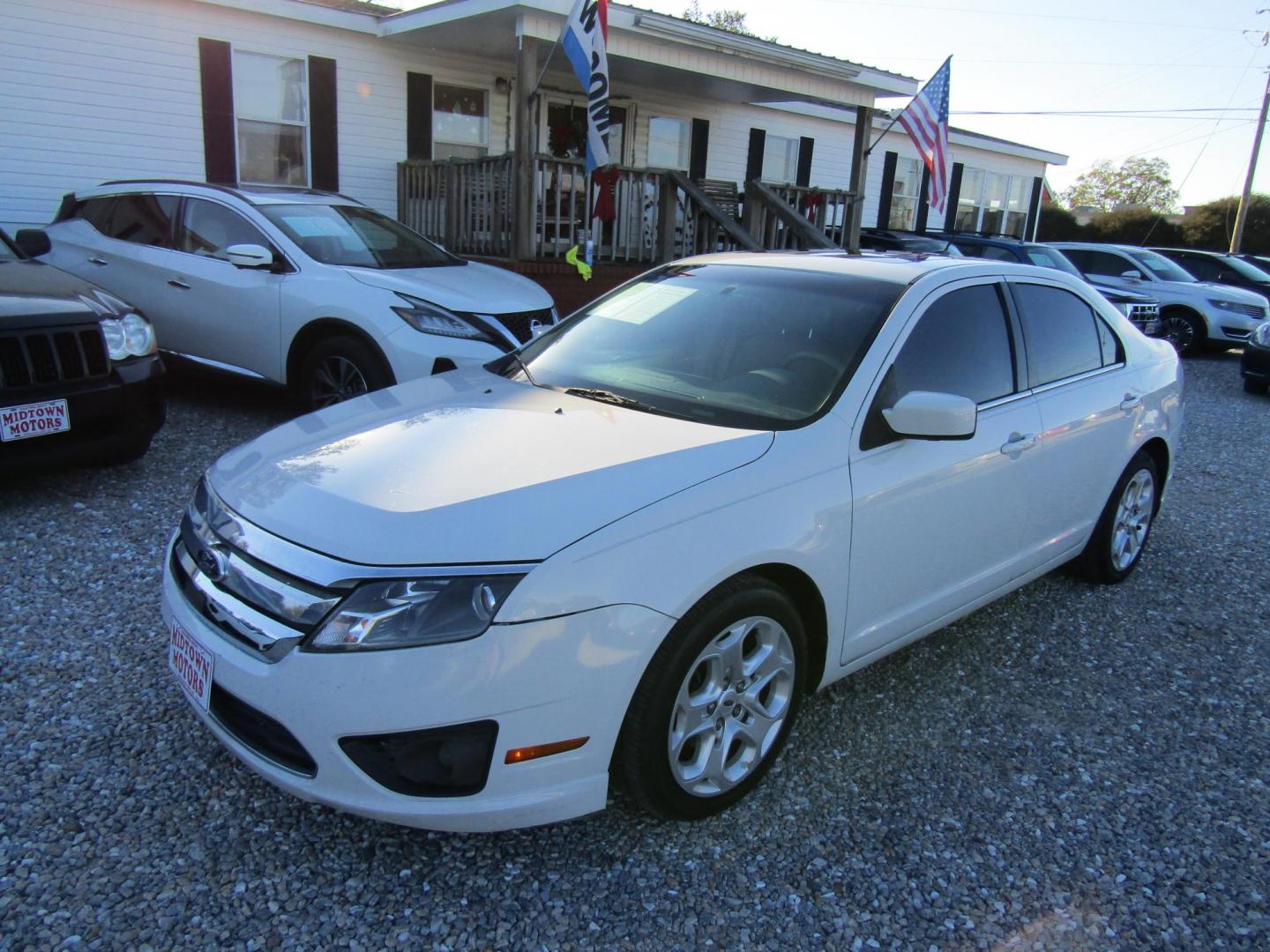 2011 White Ford Fusion I4 SE (3FAHP0HA6BR) with an 2.5L L4 DOHC 16V engine, Automatic transmission, located at 15016 S Hwy 231, Midland City, AL, 36350, (334) 983-3001, 31.306210, -85.495277 - Photo#1