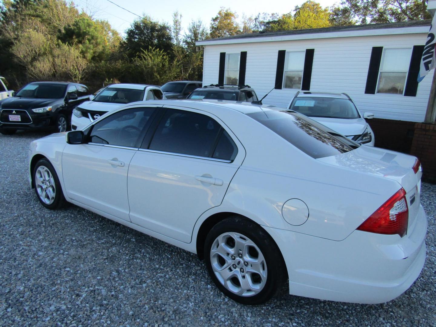 2011 White Ford Fusion I4 SE (3FAHP0HA6BR) with an 2.5L L4 DOHC 16V engine, Automatic transmission, located at 15016 S Hwy 231, Midland City, AL, 36350, (334) 983-3001, 31.306210, -85.495277 - Photo#6