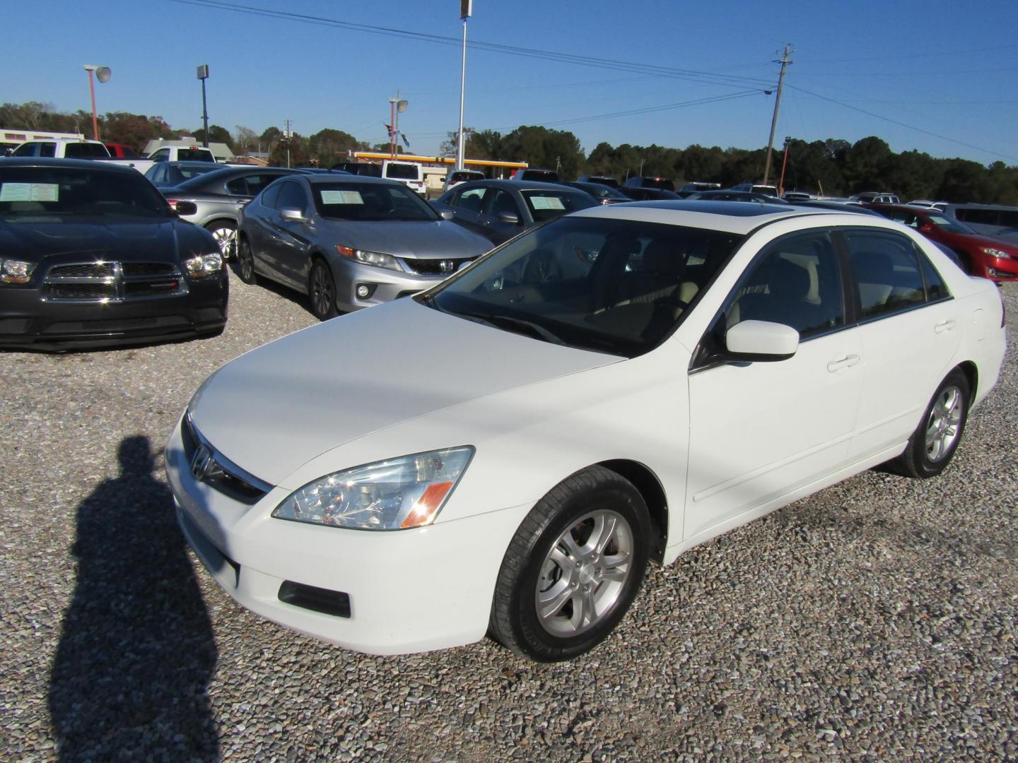 2007 White Honda Accord EX-L Sedan AT (1HGCM56857A) with an 2.4L L4 DOHC 16V engine, Automatic transmission, located at 15016 S Hwy 231, Midland City, AL, 36350, (334) 983-3001, 31.306210, -85.495277 - Photo#2