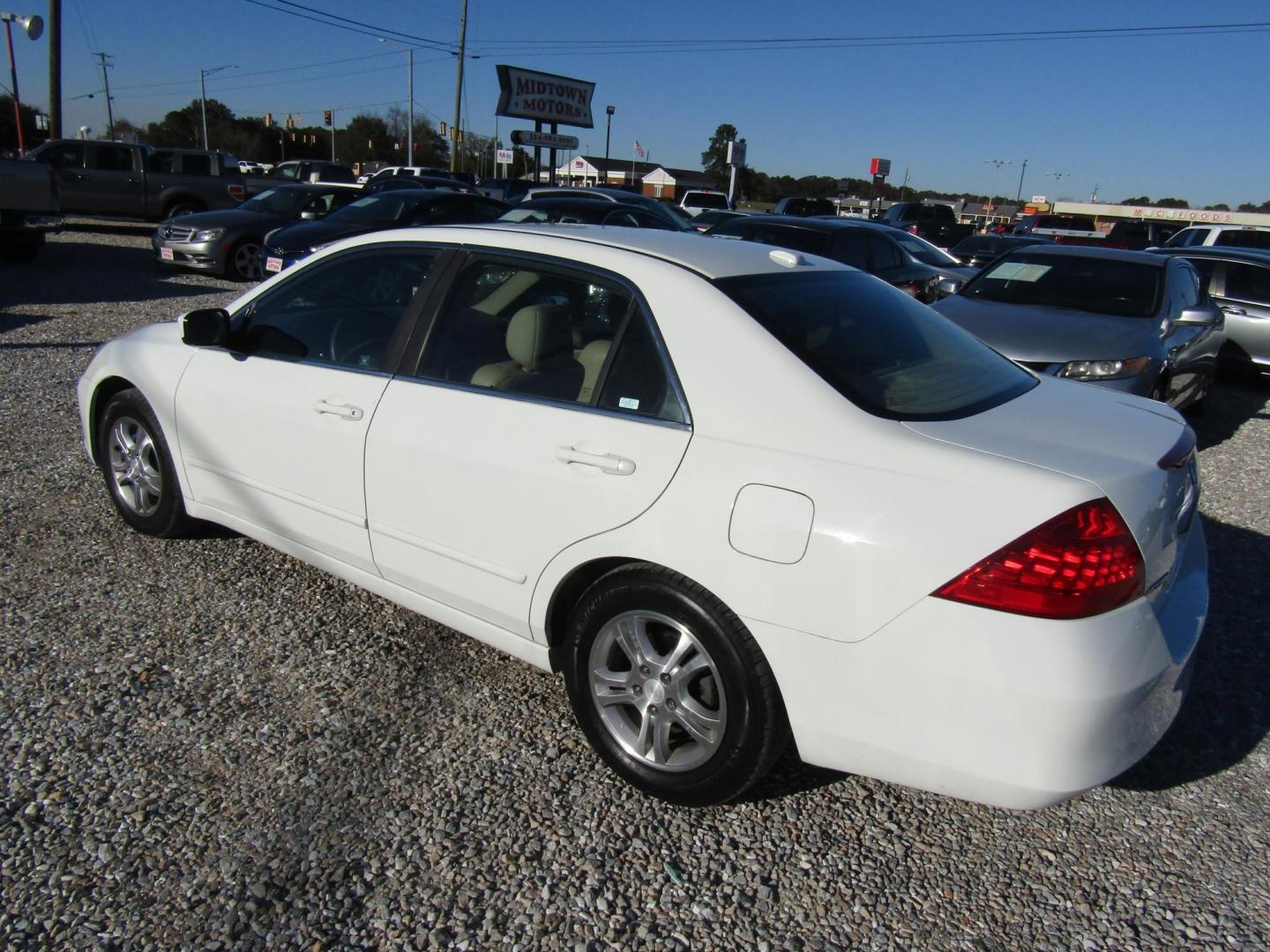 2007 White Honda Accord EX-L Sedan AT (1HGCM56857A) with an 2.4L L4 DOHC 16V engine, Automatic transmission, located at 15016 S Hwy 231, Midland City, AL, 36350, (334) 983-3001, 31.306210, -85.495277 - Photo#5