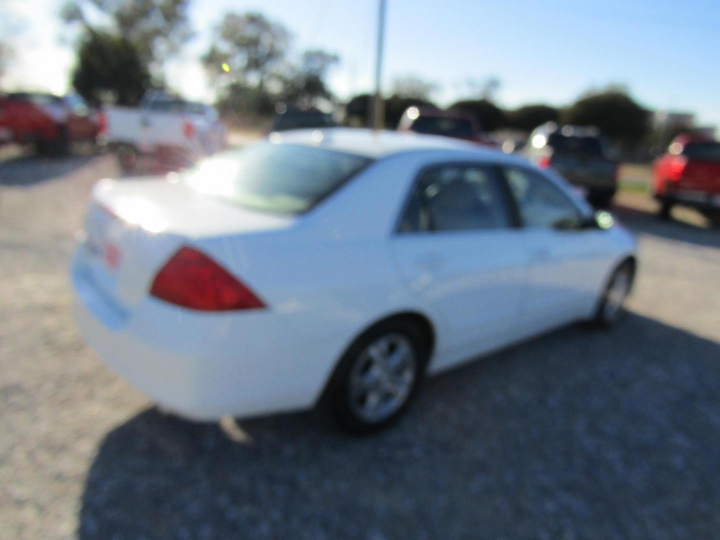 2007 White Honda Accord EX-L Sedan AT (1HGCM56857A) with an 2.4L L4 DOHC 16V engine, Automatic transmission, located at 15016 S Hwy 231, Midland City, AL, 36350, (334) 983-3001, 31.306210, -85.495277 - Photo#7