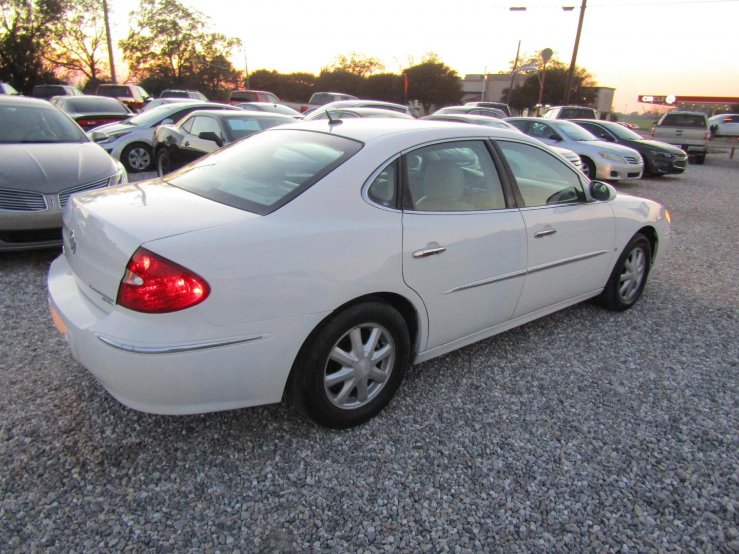 2006 White Buick LaCrosse CXL (2G4WD582661) with an 3.8L V6 OHV 12V engine, Automatic transmission, located at 15016 S Hwy 231, Midland City, AL, 36350, (334) 983-3001, 31.306210, -85.495277 - Photo#5