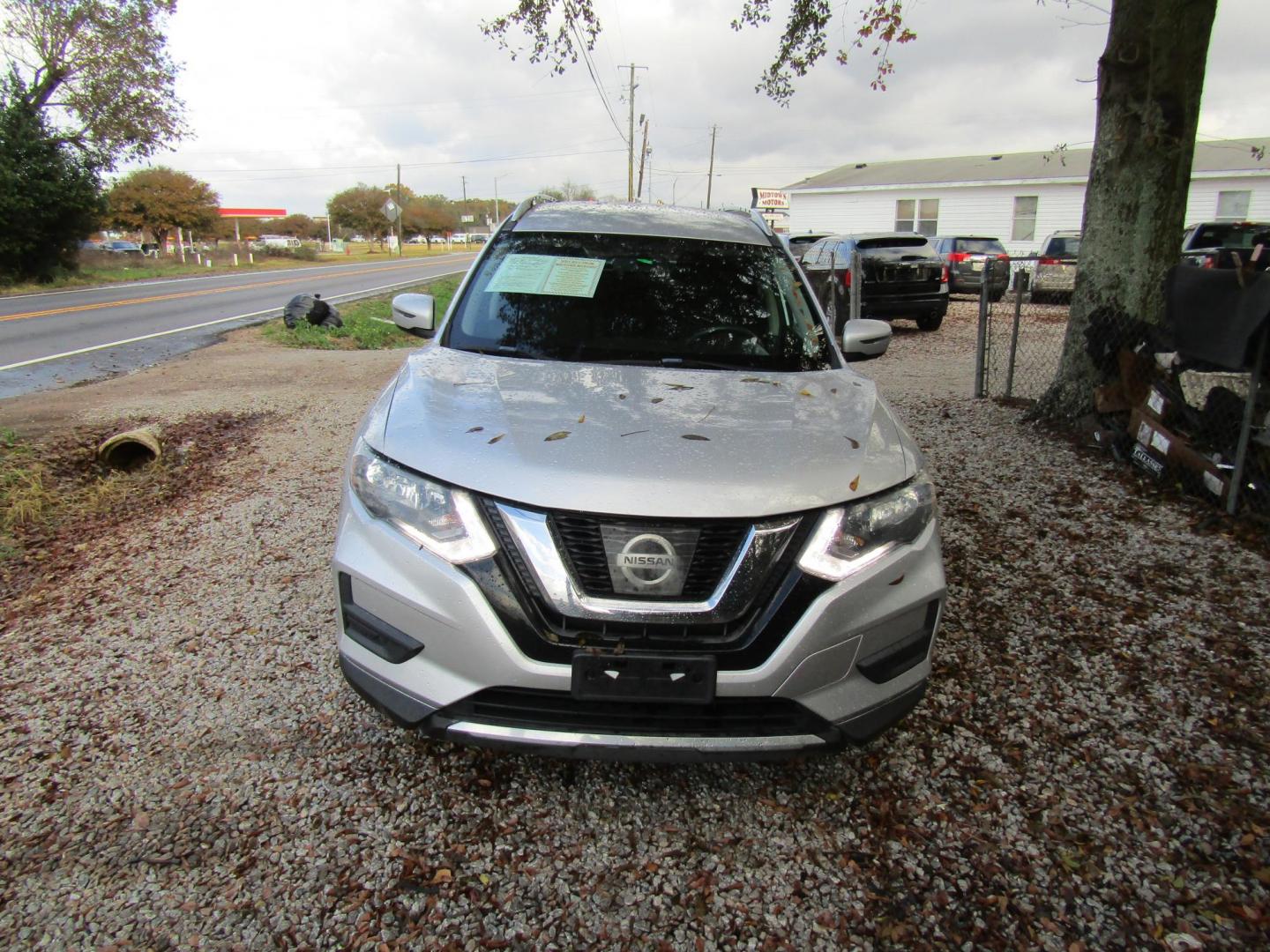 2017 Silver Nissan Rogue SL FWD (KNMAT2MT3HP) with an 2.5L L4 DOHC 16V engine, Automatic transmission, located at 15016 S Hwy 231, Midland City, AL, 36350, (334) 983-3001, 31.306210, -85.495277 - Photo#1