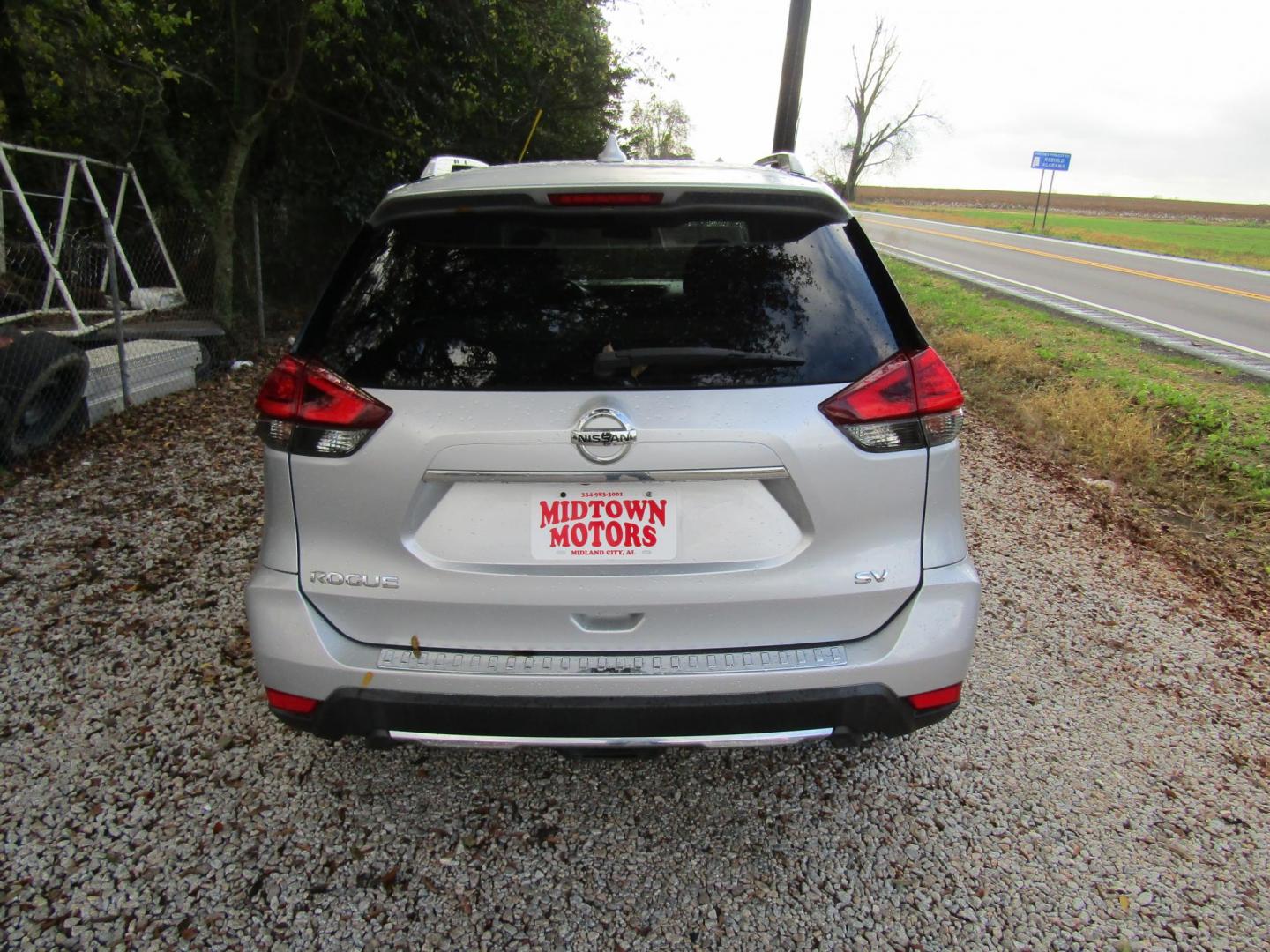 2017 Silver Nissan Rogue SL FWD (KNMAT2MT3HP) with an 2.5L L4 DOHC 16V engine, Automatic transmission, located at 15016 S Hwy 231, Midland City, AL, 36350, (334) 983-3001, 31.306210, -85.495277 - Photo#6