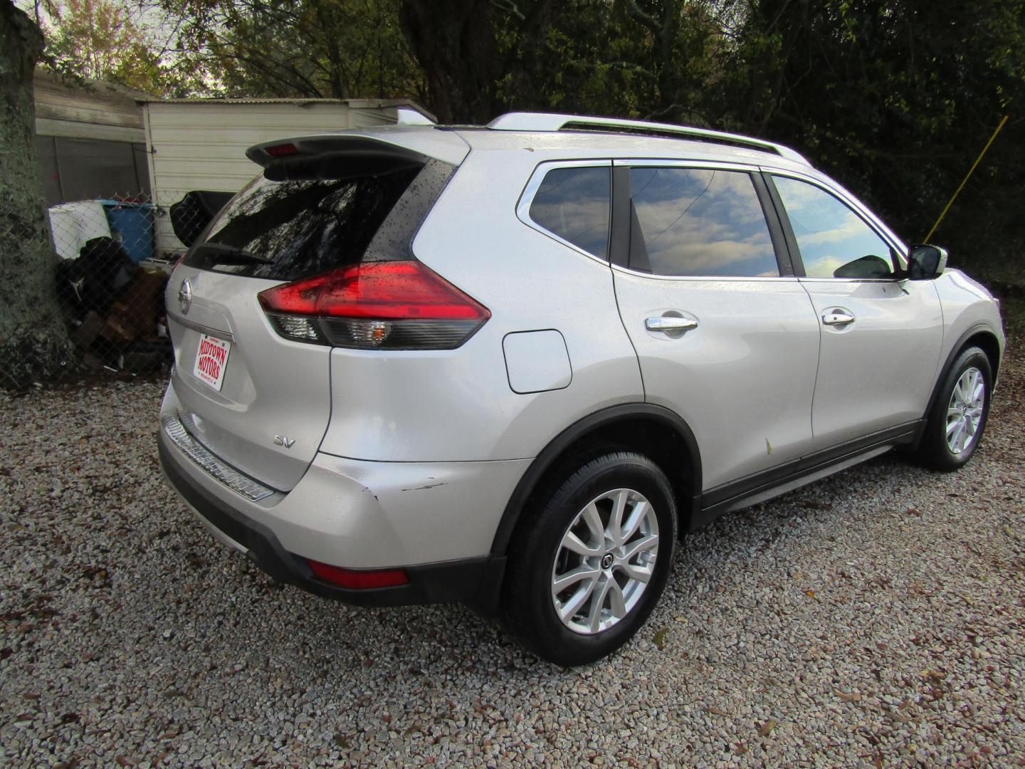 2017 Silver Nissan Rogue SL FWD (KNMAT2MT3HP) with an 2.5L L4 DOHC 16V engine, Automatic transmission, located at 15016 S Hwy 231, Midland City, AL, 36350, (334) 983-3001, 31.306210, -85.495277 - Photo#7