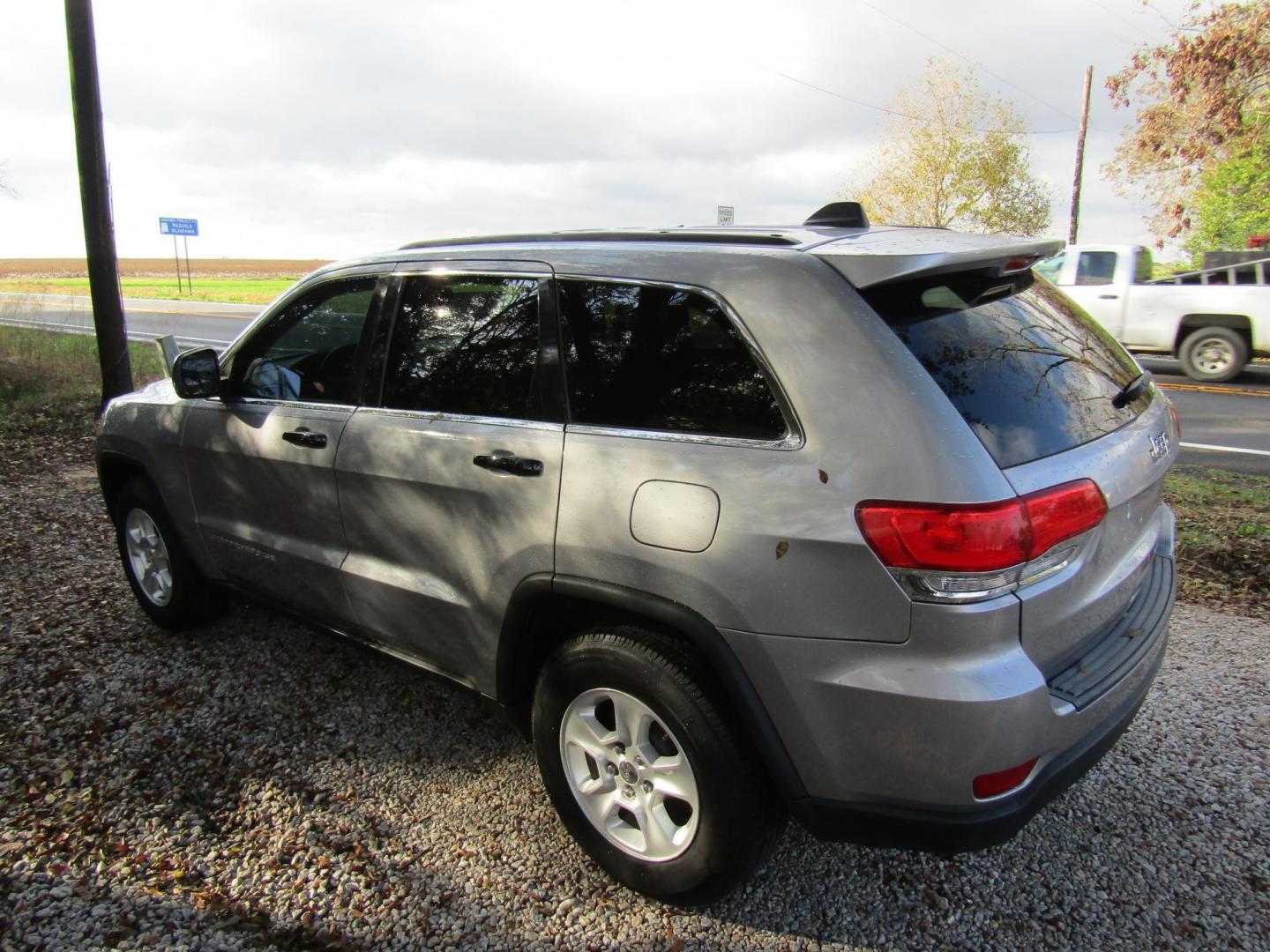 2015 Silver Jeep Grand Cherokee Laredo 2WD (1C4RJEAG0FC) with an 3.6L V6 DOHC 24V engine, Automatic transmission, located at 15016 S Hwy 231, Midland City, AL, 36350, (334) 983-3001, 31.306210, -85.495277 - Photo#5