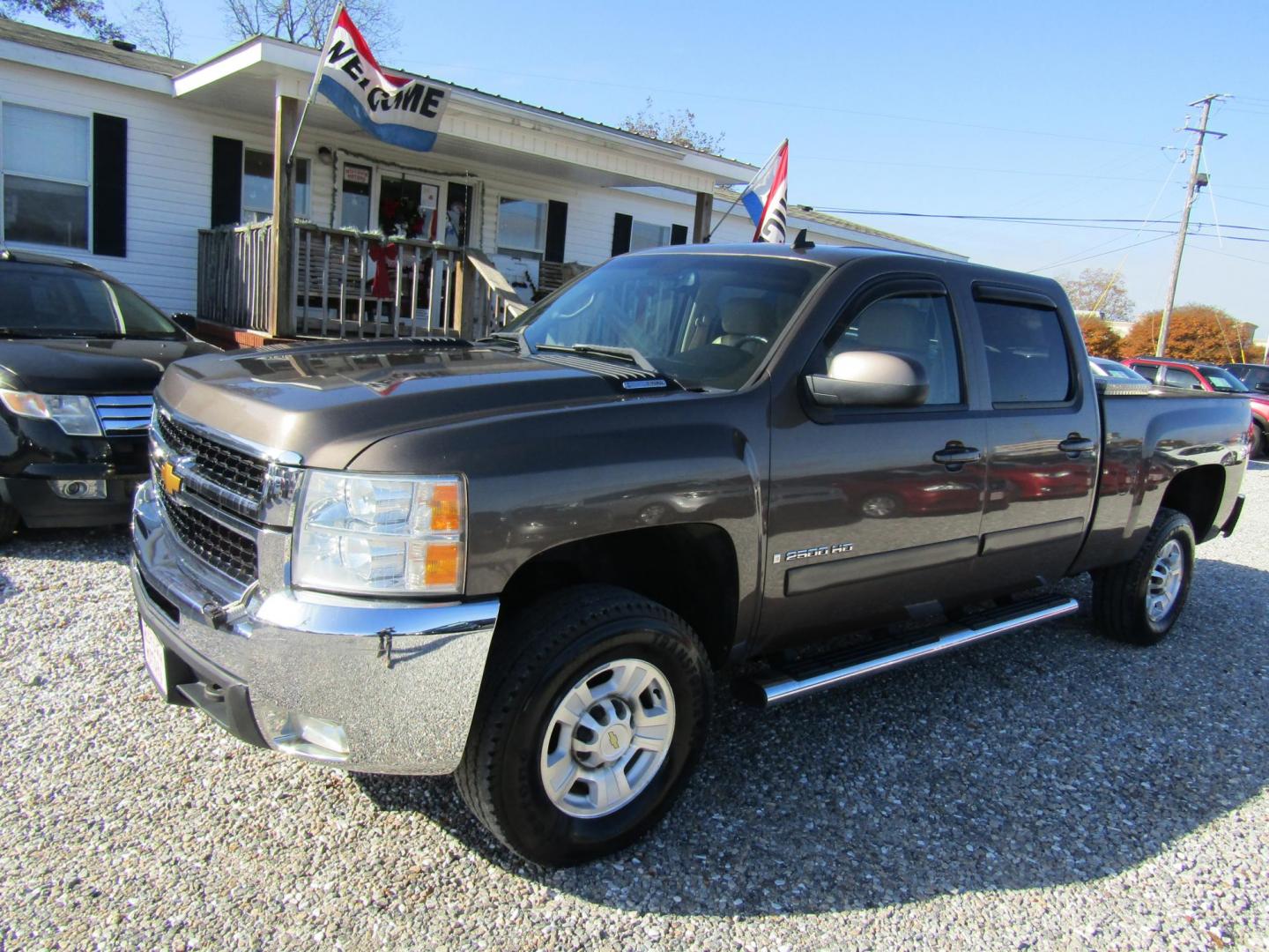 2007 Brown Chevrolet Silverado 2500HD LT1 Crew Cab 4WD (1GCHK236X7F) with an 6.6L V8 OHV 32V TURBO DIESEL engine, Automatic transmission, located at 15016 S Hwy 231, Midland City, AL, 36350, (334) 983-3001, 31.306210, -85.495277 - Photo#1