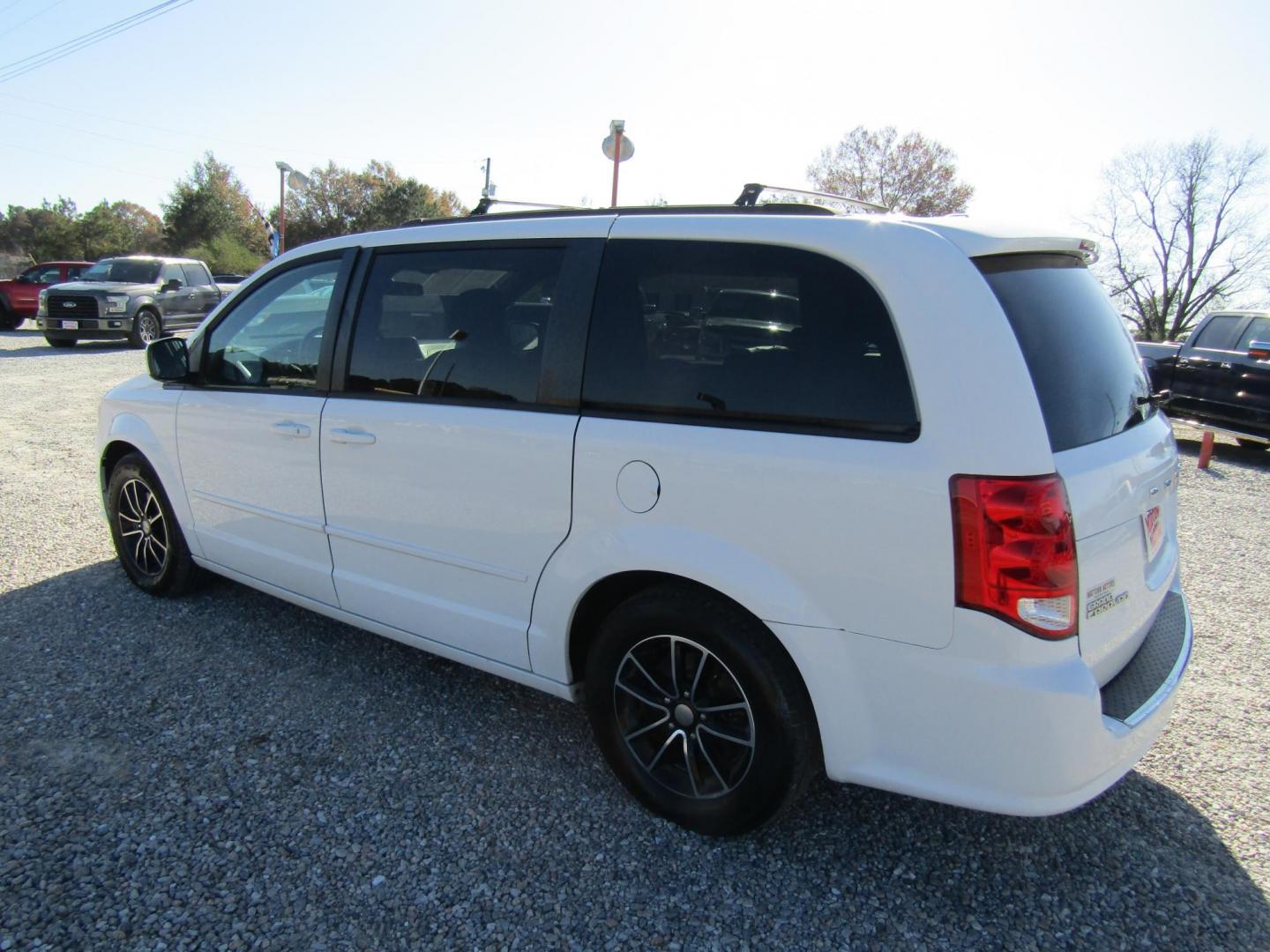 2016 White Dodge Grand Caravan R/T (2C4RDGEG3GR) with an 3.6L V6 DOHC 24V engine, Automatic transmission, located at 15016 S Hwy 231, Midland City, AL, 36350, (334) 983-3001, 31.306210, -85.495277 - Photo#5