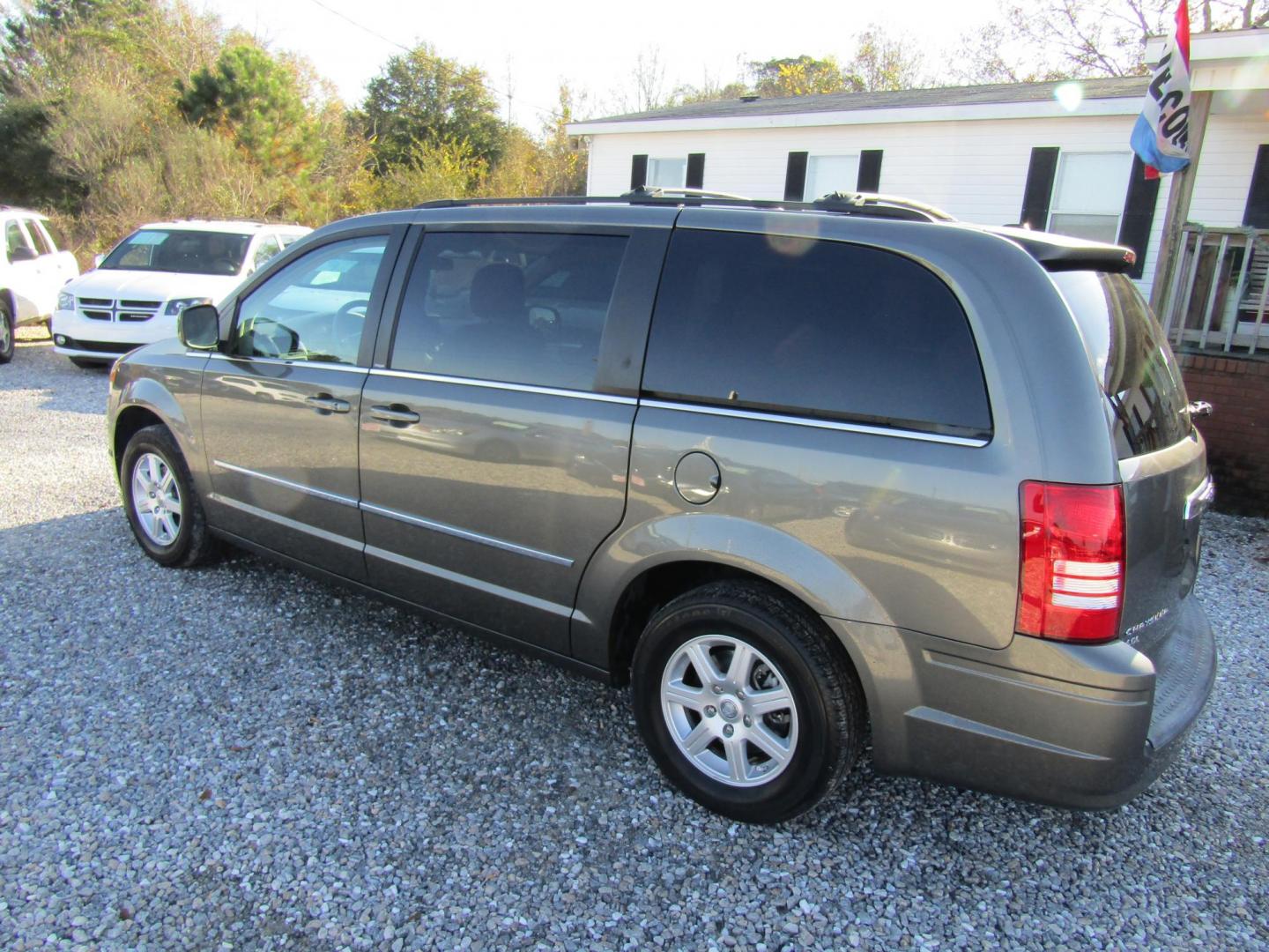 2010 Gray Chrysler Town & Country Touring (2A4RR5DX4AR) with an 4.0L V6 SOHC 24V engine, Automatic transmission, located at 15016 S Hwy 231, Midland City, AL, 36350, (334) 983-3001, 31.306210, -85.495277 - Photo#5