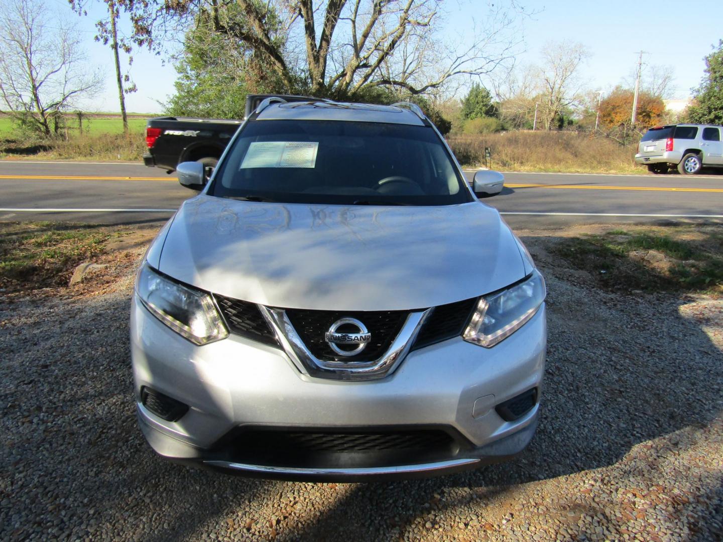 2015 Silver Nissan Rogue S 2WD (5N1AT2MT5FC) with an 2.5L L4 DOHC 16V engine, Automatic transmission, located at 15016 S Hwy 231, Midland City, AL, 36350, (334) 983-3001, 31.306210, -85.495277 - Photo#1