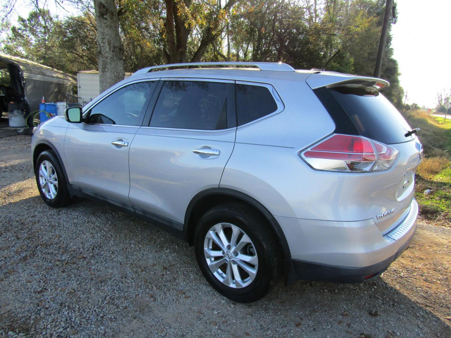 2015 Silver Nissan Rogue S 2WD (5N1AT2MT5FC) with an 2.5L L4 DOHC 16V engine, Automatic transmission, located at 15016 S Hwy 231, Midland City, AL, 36350, (334) 983-3001, 31.306210, -85.495277 - Photo#5