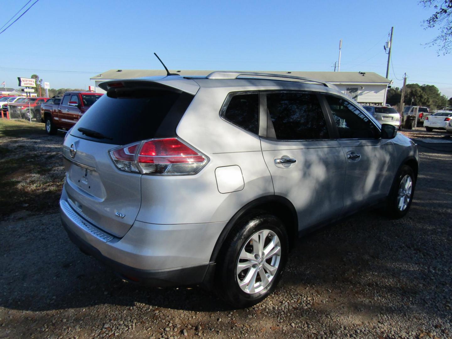 2015 Silver Nissan Rogue S 2WD (5N1AT2MT5FC) with an 2.5L L4 DOHC 16V engine, Automatic transmission, located at 15016 S Hwy 231, Midland City, AL, 36350, (334) 983-3001, 31.306210, -85.495277 - Photo#6