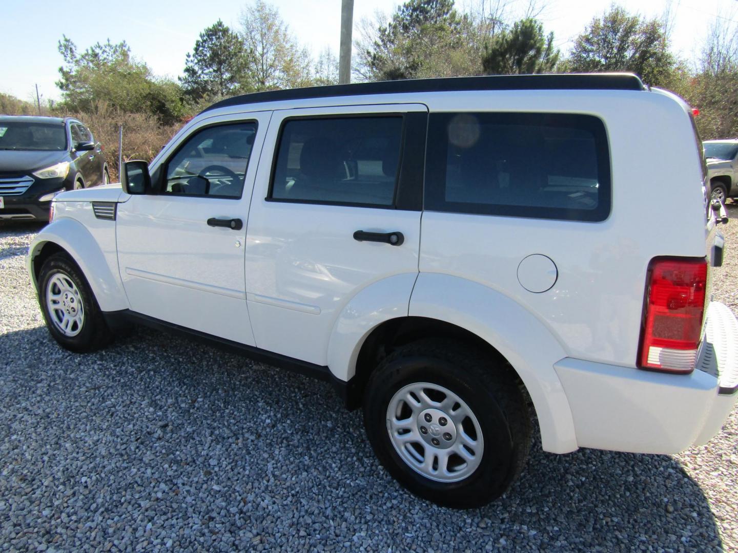 2010 White Dodge Nitro SE 2WD (1D4PT2GK8AW) with an 3.7L V6 SOHC 12V engine, Automatic transmission, located at 15016 S Hwy 231, Midland City, AL, 36350, (334) 983-3001, 31.306210, -85.495277 - Photo#5