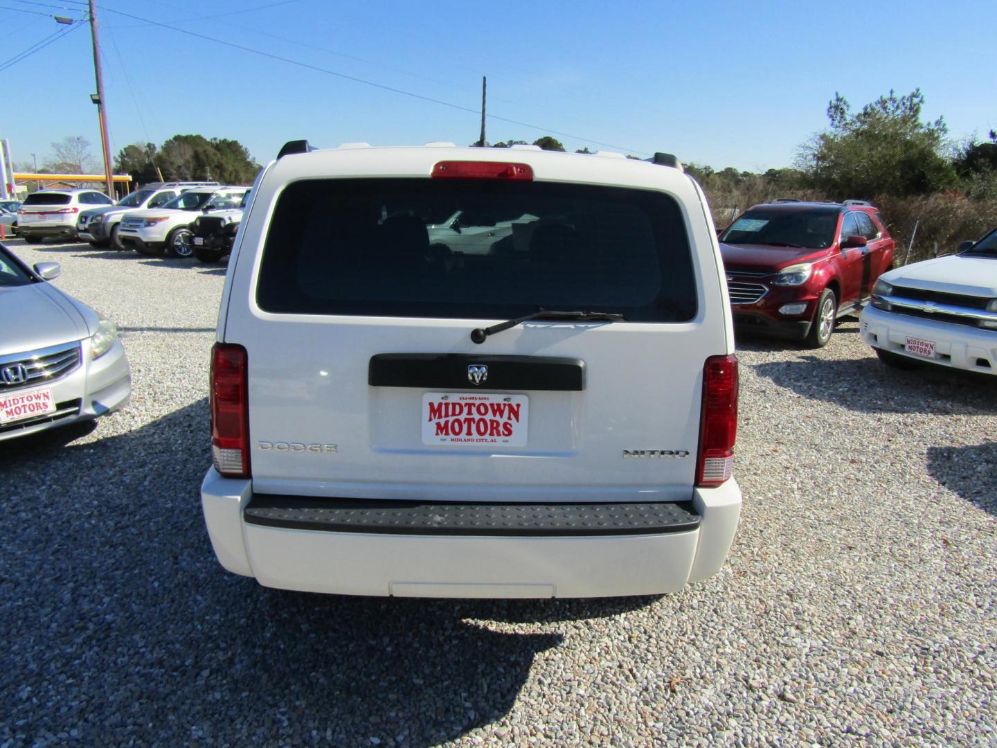 2010 White Dodge Nitro SE 2WD (1D4PT2GK8AW) with an 3.7L V6 SOHC 12V engine, Automatic transmission, located at 15016 S Hwy 231, Midland City, AL, 36350, (334) 983-3001, 31.306210, -85.495277 - Photo#6