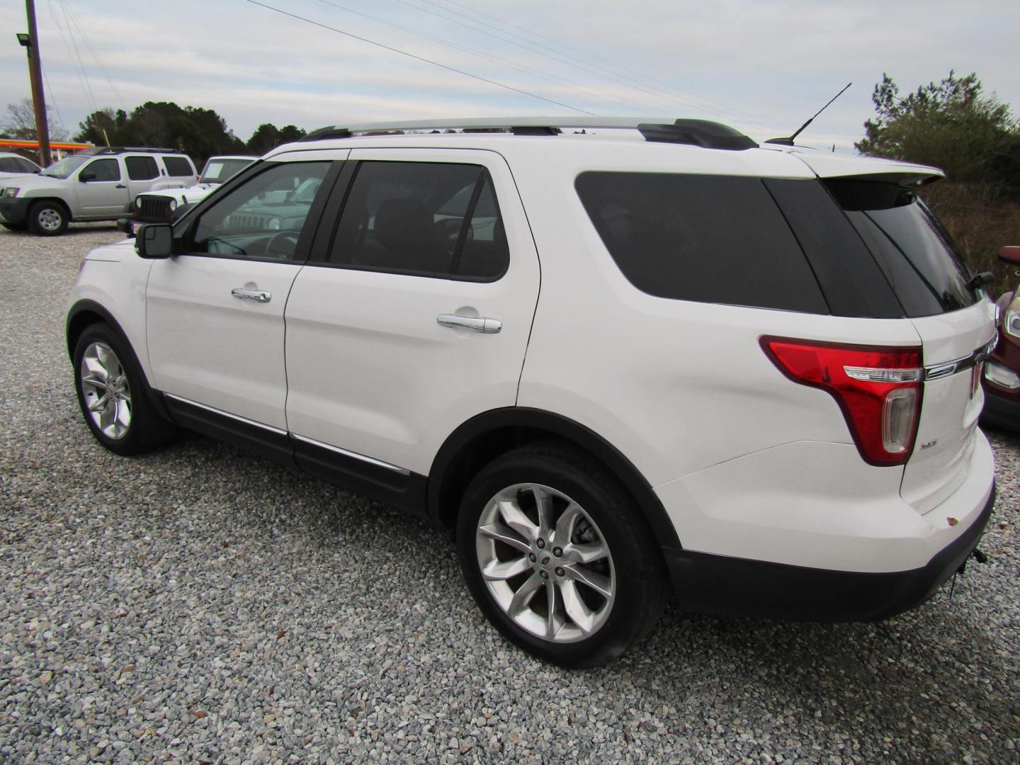 2014 White Ford Explorer XLT FWD (1FM5K7D80EG) with an 3.5L V6 DOHC 24V engine, Automatic transmission, located at 15016 S Hwy 231, Midland City, AL, 36350, (334) 983-3001, 31.306210, -85.495277 - Photo#5