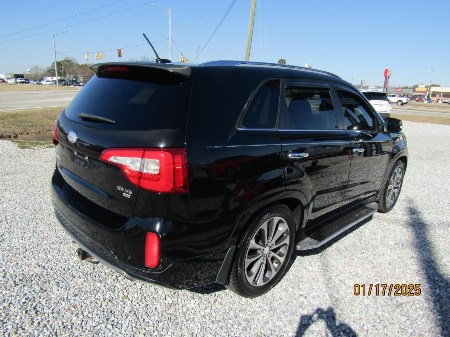 2014 Black Kia Sorento SX V6 FWD (5XYKW4A74EG) with an 3.3L V6 DOHC 24V engine, Automatic transmission, located at 15016 S Hwy 231, Midland City, AL, 36350, (334) 983-3001, 31.306210, -85.495277 - Photo#5