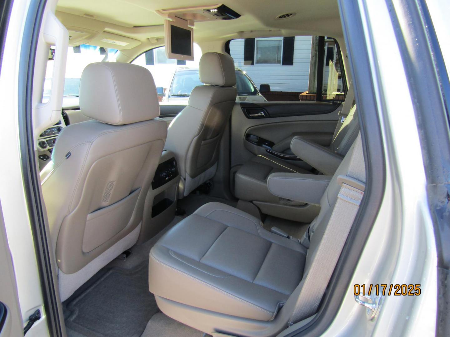 2016 Silver GMC Yukon SLT 2WD (1GKS1BKC7GR) with an 5.3L V8 OHV 16V engine, Automatic transmission, located at 15016 S Hwy 231, Midland City, AL, 36350, (334) 983-3001, 31.306210, -85.495277 - Photo#4