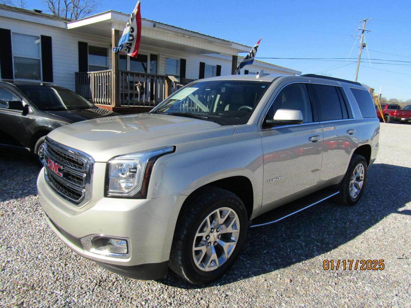 2016 Silver GMC Yukon SLT 2WD (1GKS1BKC7GR) with an 5.3L V8 OHV 16V engine, Automatic transmission, located at 15016 S Hwy 231, Midland City, AL, 36350, (334) 983-3001, 31.306210, -85.495277 - Photo#2