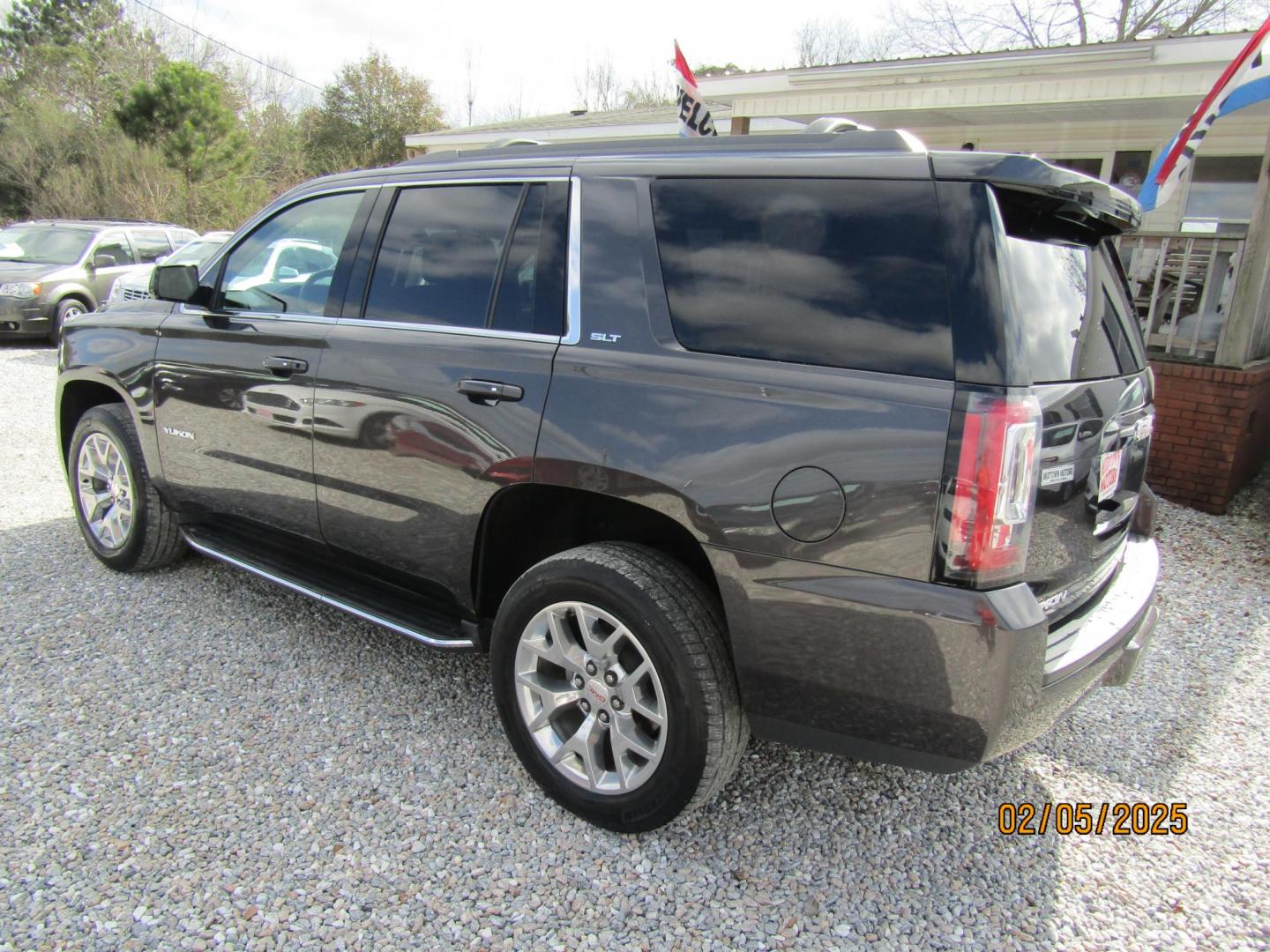 2016 Dark Gray GMC Yukon SLT 2WD (1GKS1BKC3GR) with an 5.3L V8 OHV 16V engine, Automatic transmission, located at 15016 S Hwy 231, Midland City, AL, 36350, (334) 983-3001, 31.306210, -85.495277 - Photo#5